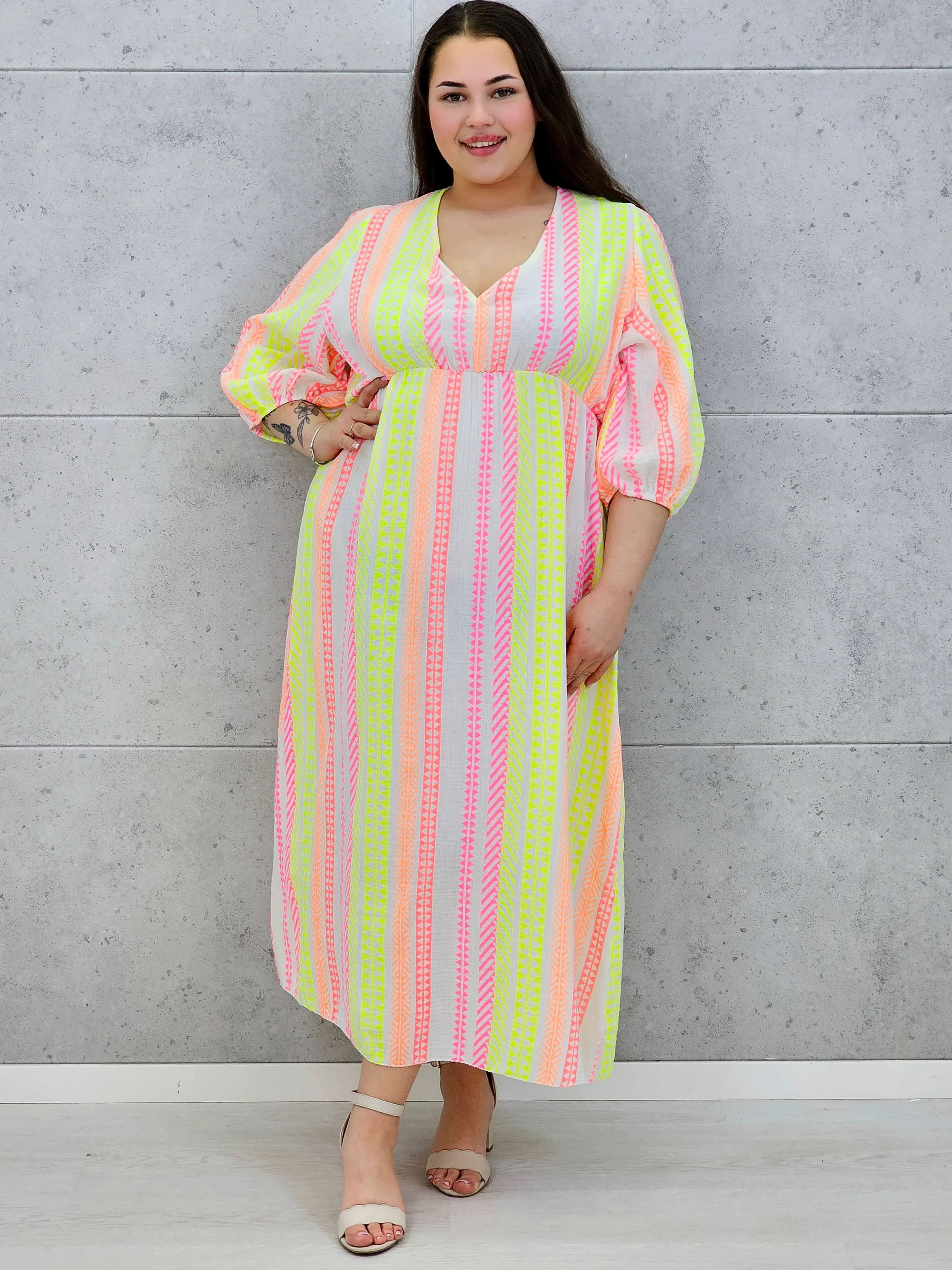 Sukienka midi plus size z głębokim dekoltem i kolorowym wzorem Stylowa XL