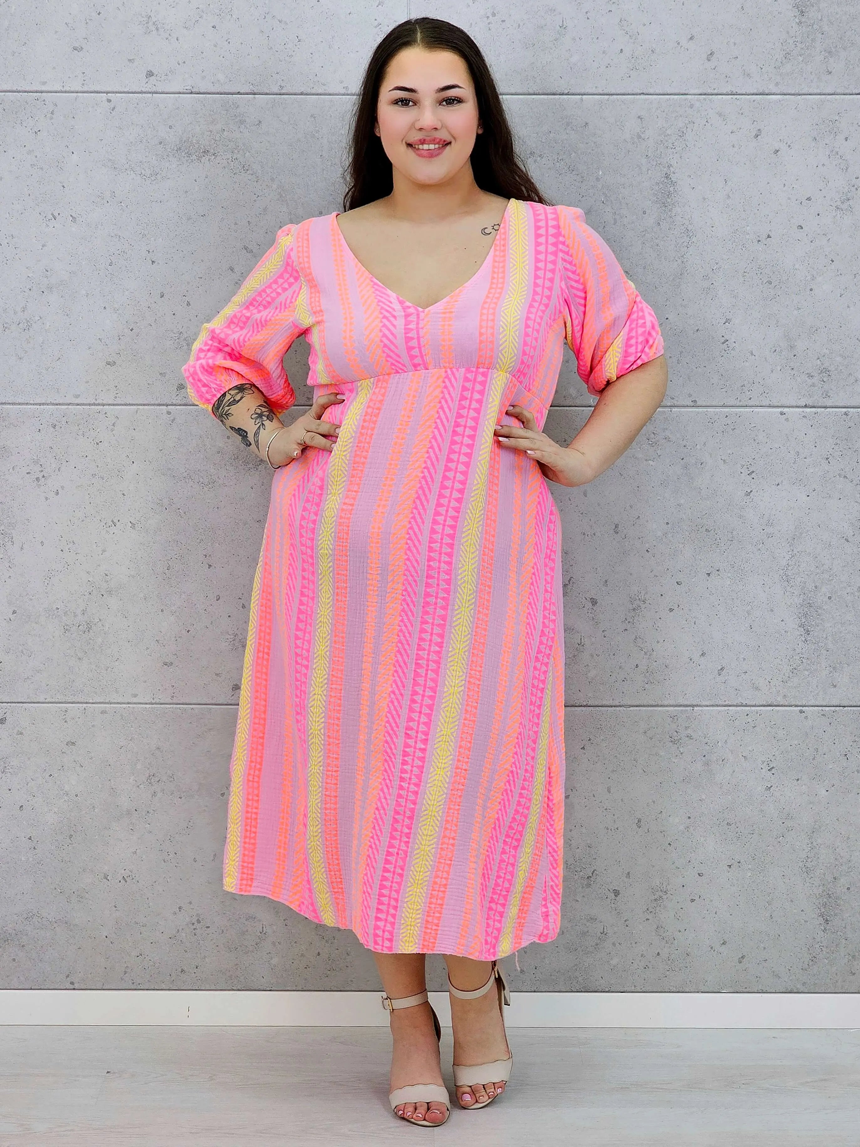 Sukienka midi plus size z głębokim dekoltem i kolorowym wzorem Stylowa XL