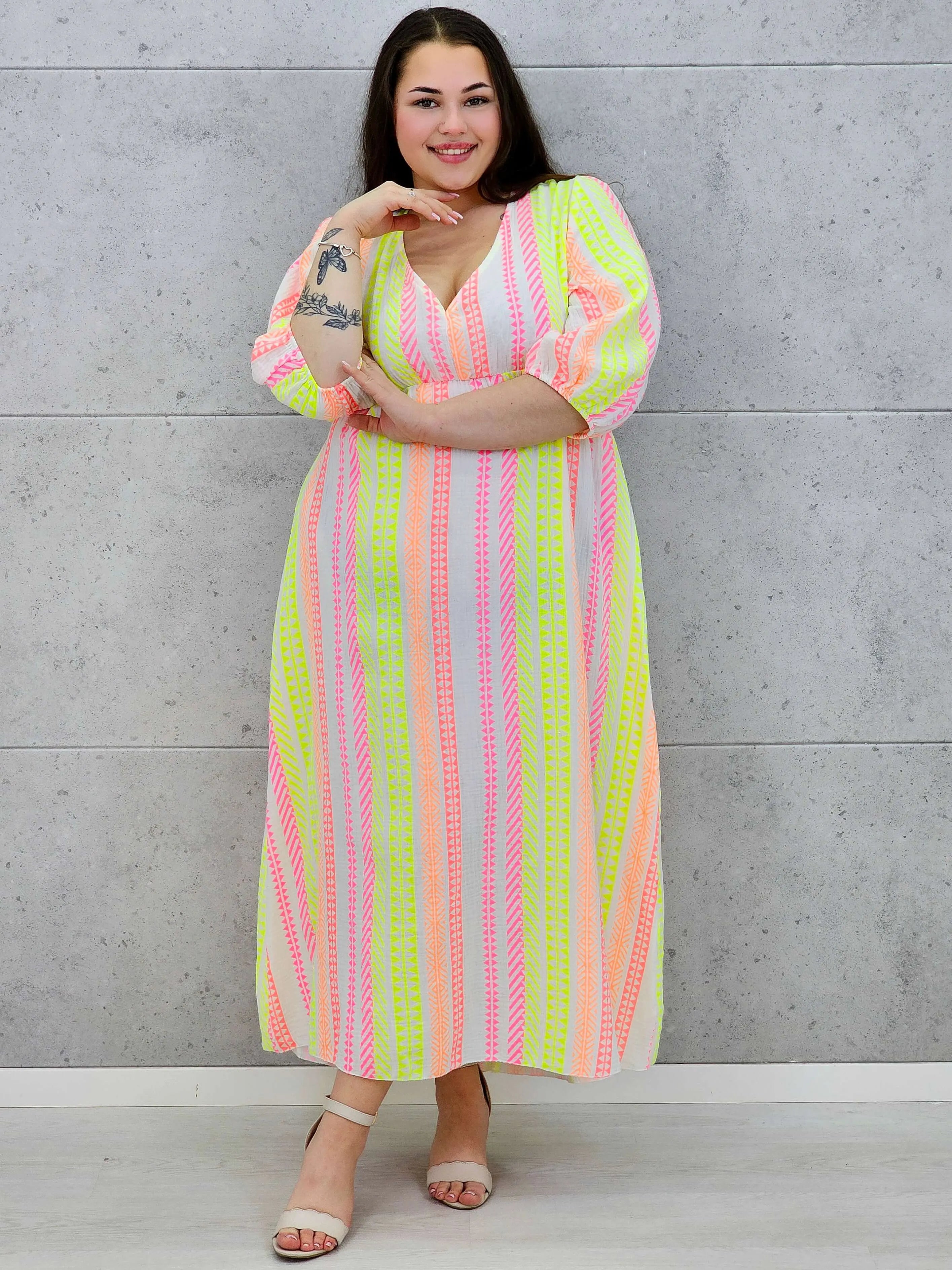 Sukienka midi plus size z głębokim dekoltem i kolorowym wzorem Stylowa XL