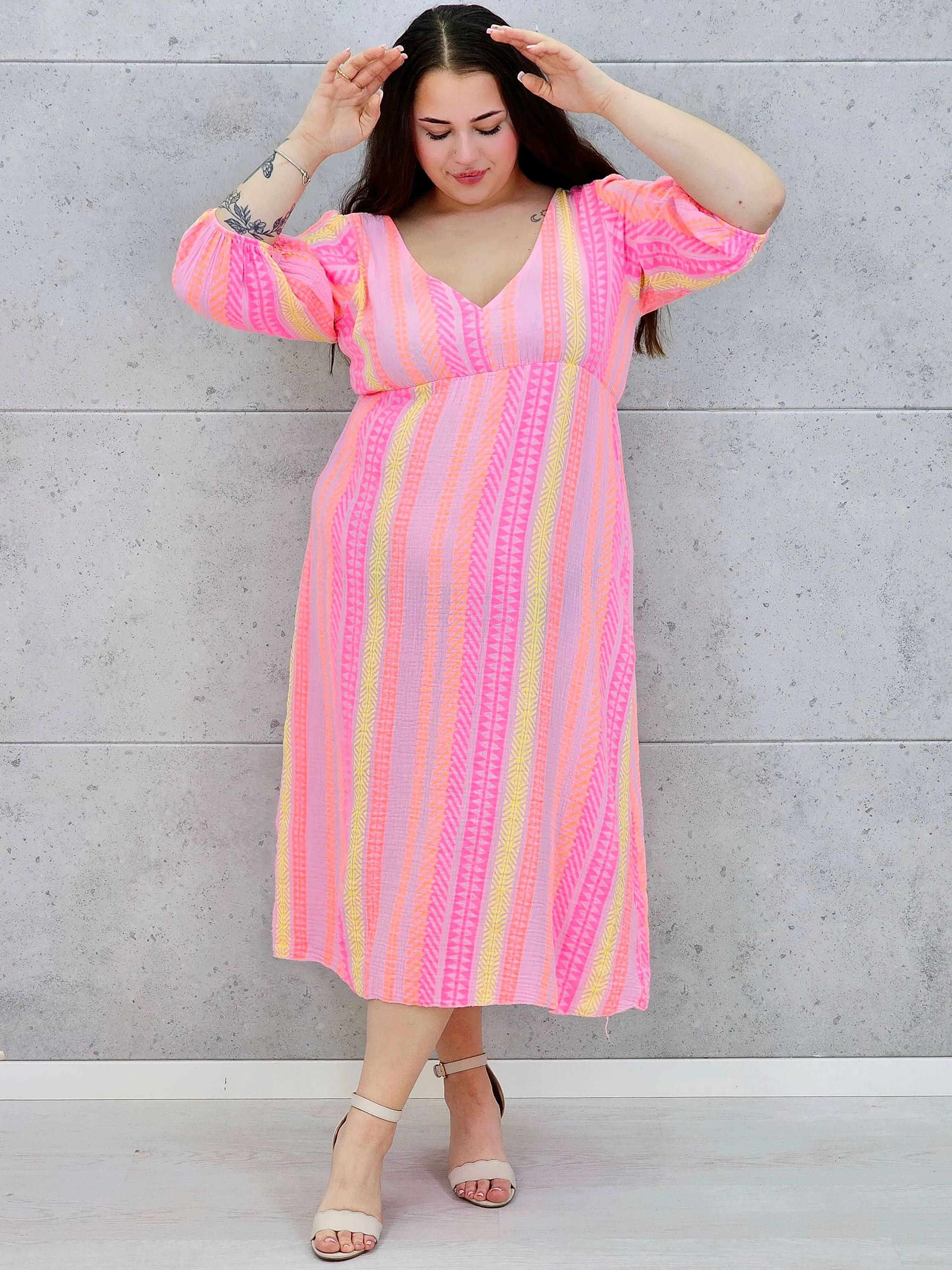 Sukienka midi plus size z głębokim dekoltem i kolorowym wzorem Stylowa XL