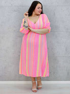 Sukienka midi plus size z głębokim dekoltem i kolorowym wzorem Stylowa XL