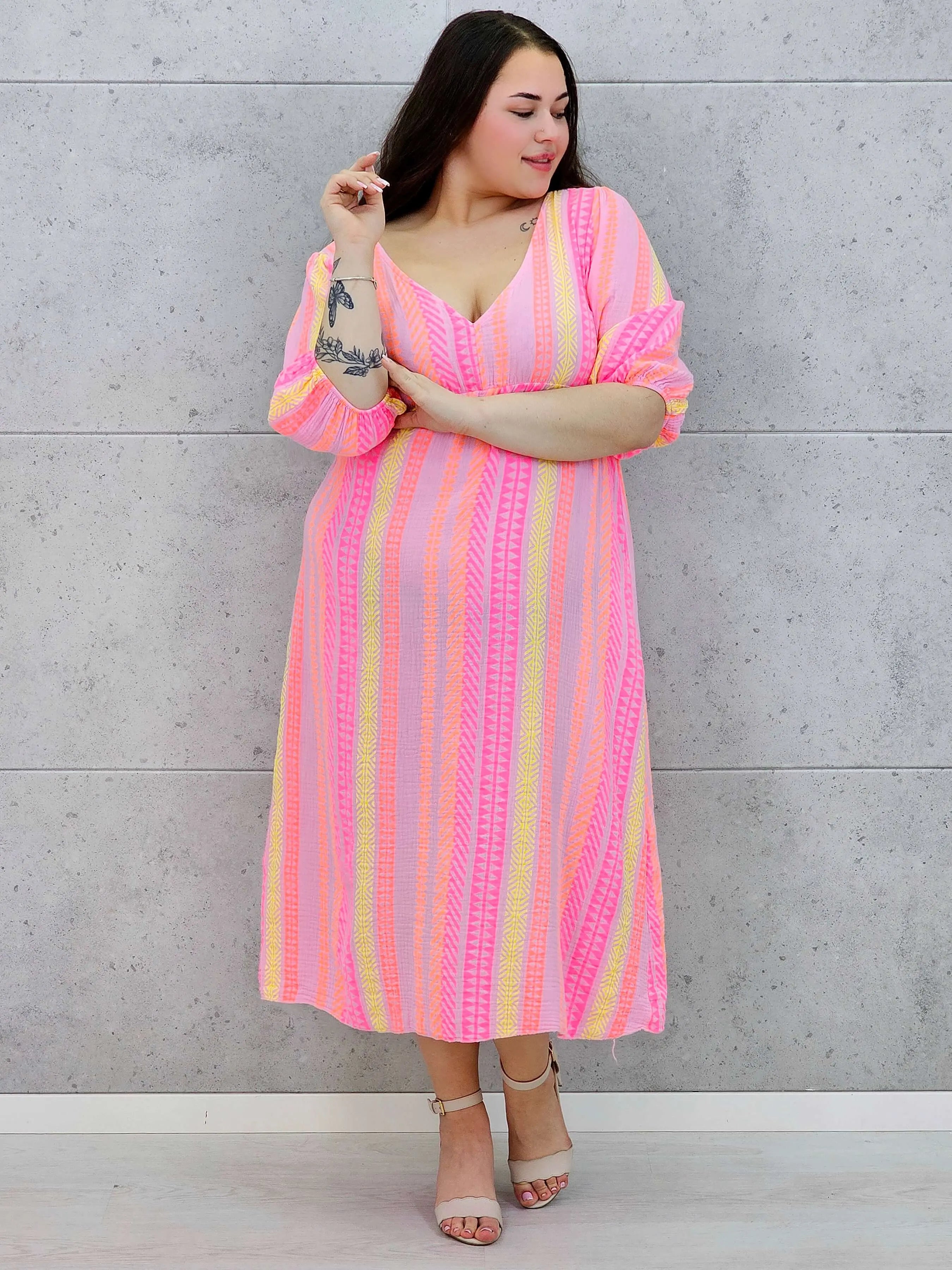 Sukienka midi plus size z głębokim dekoltem i kolorowym wzorem Stylowa XL