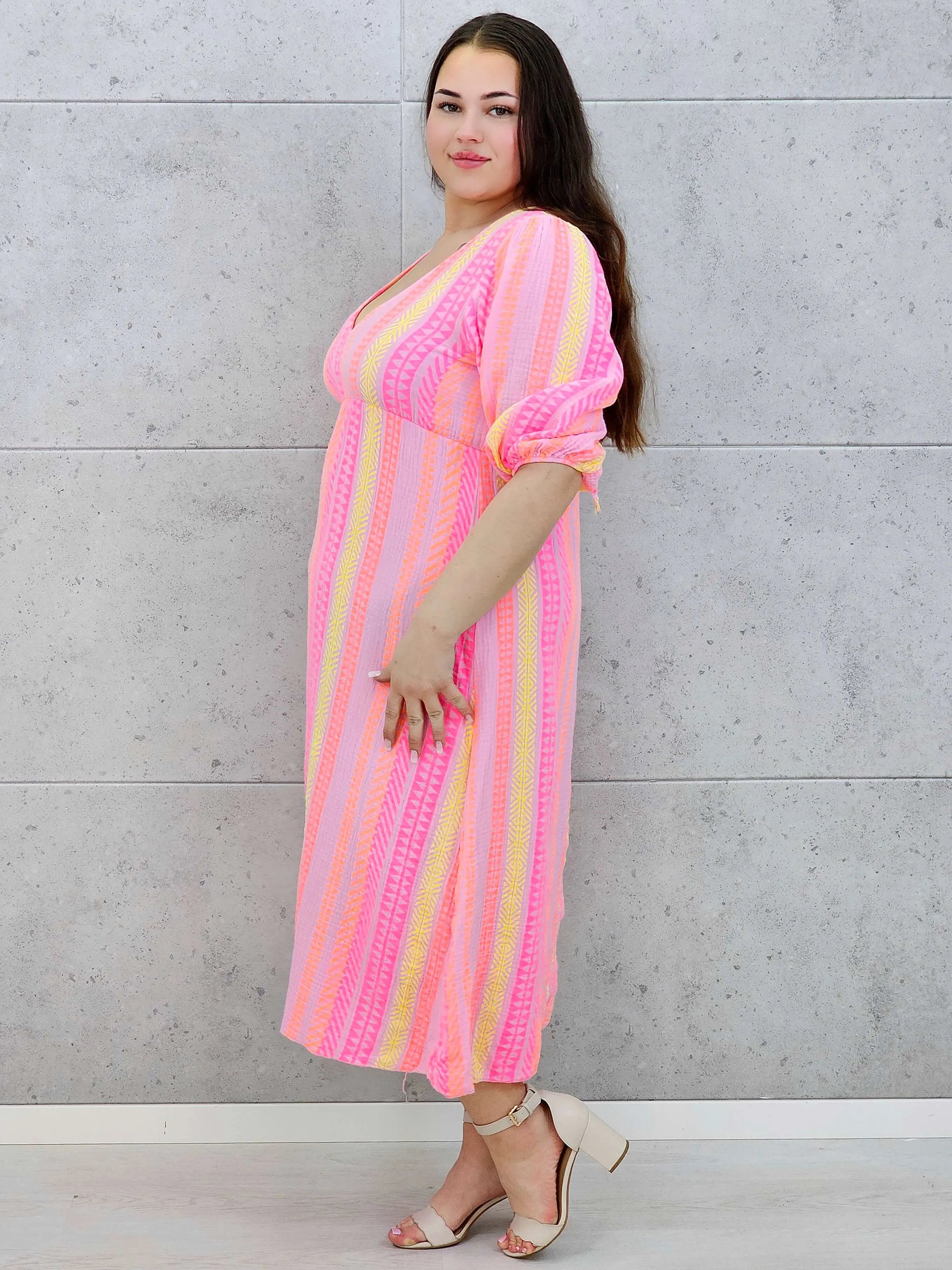 Sukienka midi plus size z głębokim dekoltem i kolorowym wzorem Stylowa XL