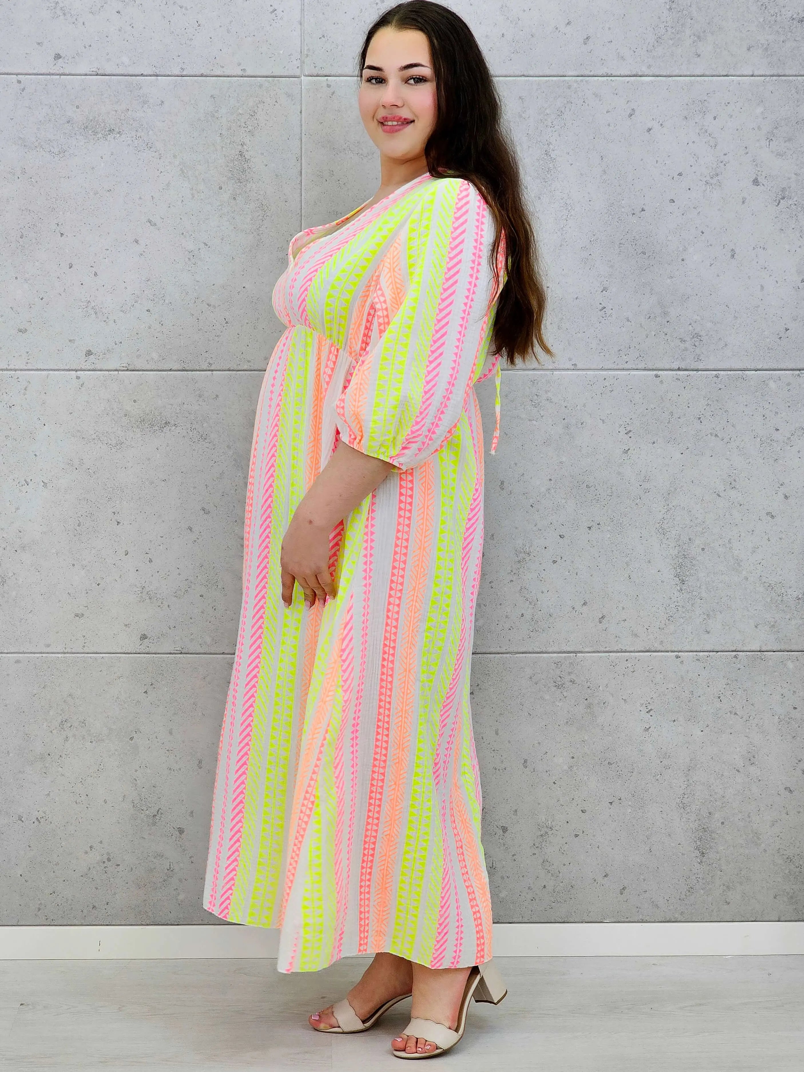 Sukienka midi plus size z głębokim dekoltem i kolorowym wzorem Stylowa XL