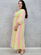 Sukienka midi plus size z głębokim dekoltem i kolorowym wzorem Stylowa XL