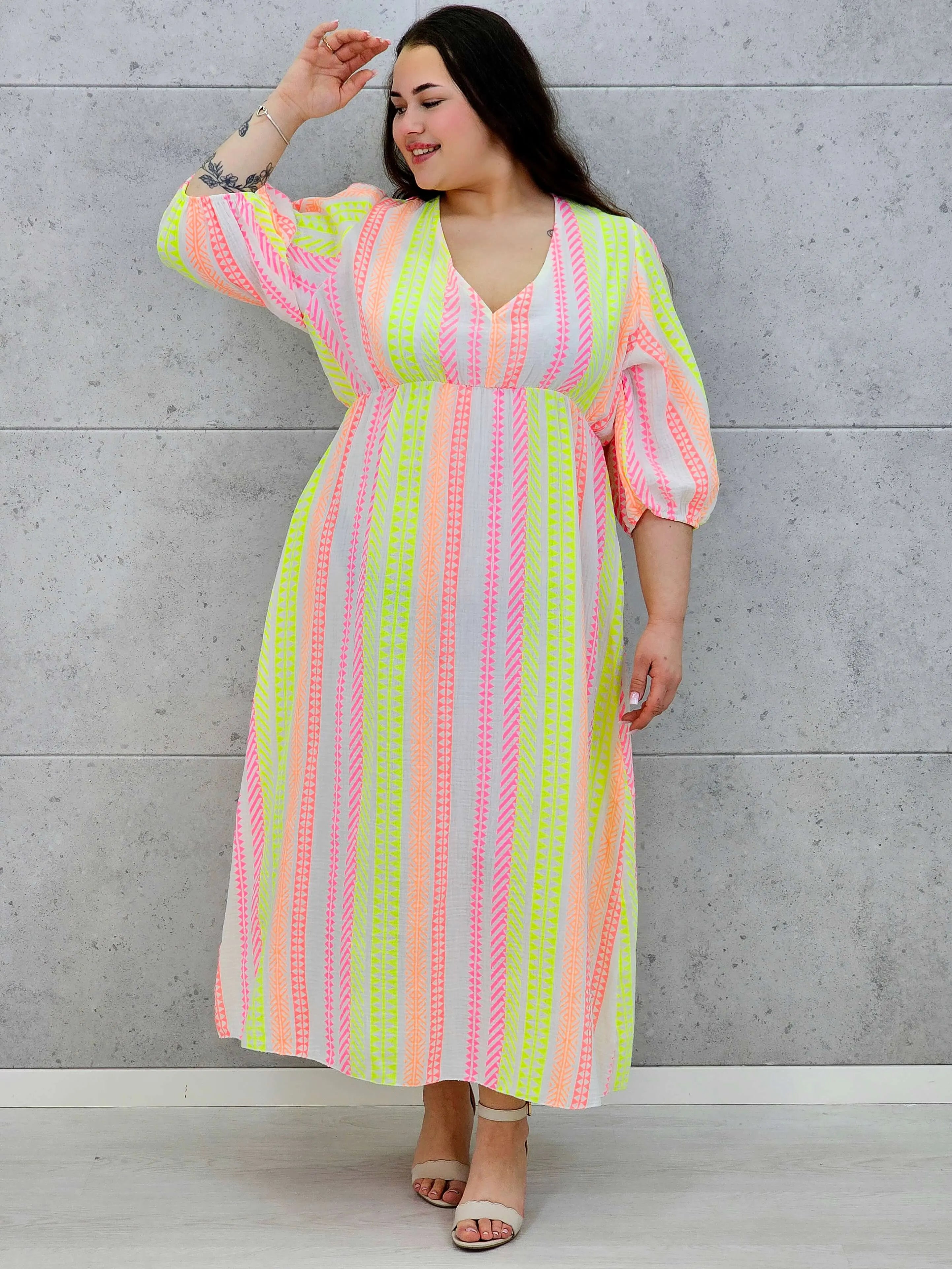 Sukienka midi plus size z głębokim dekoltem i kolorowym wzorem Stylowa XL