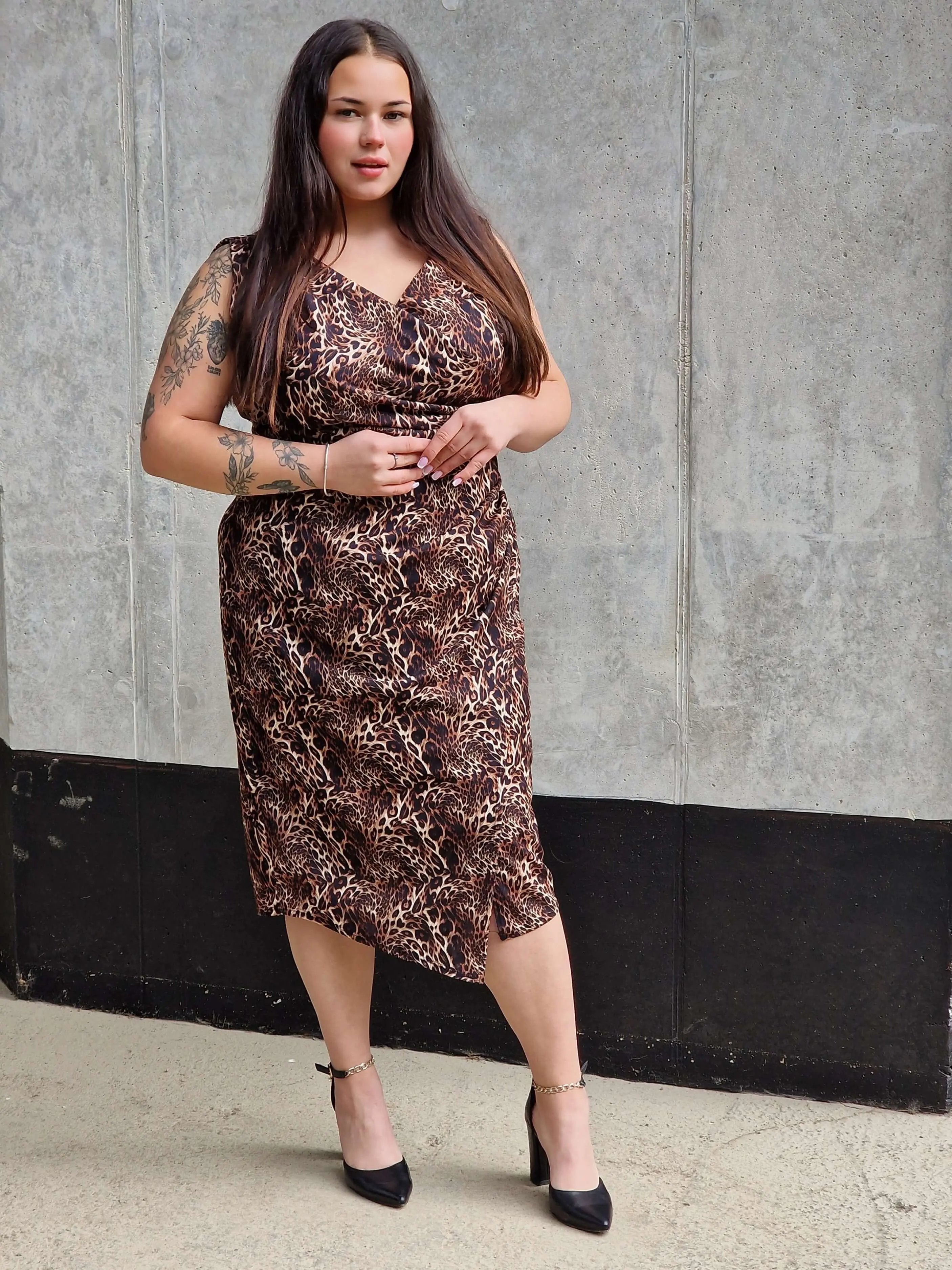 Sukienka midi w zwierzęce wzory Stylowa XL