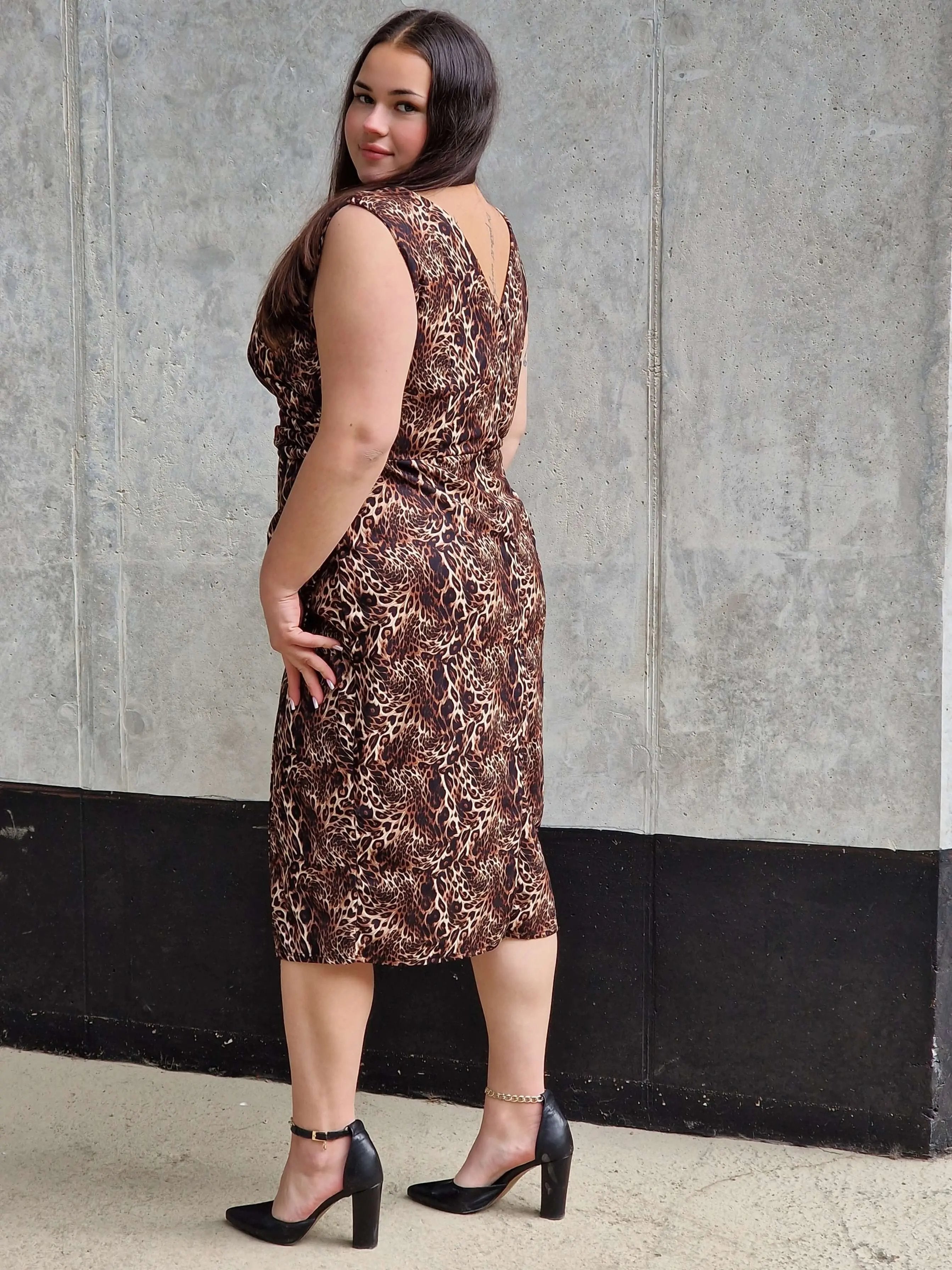 Sukienka midi w zwierzęce wzory Stylowa XL