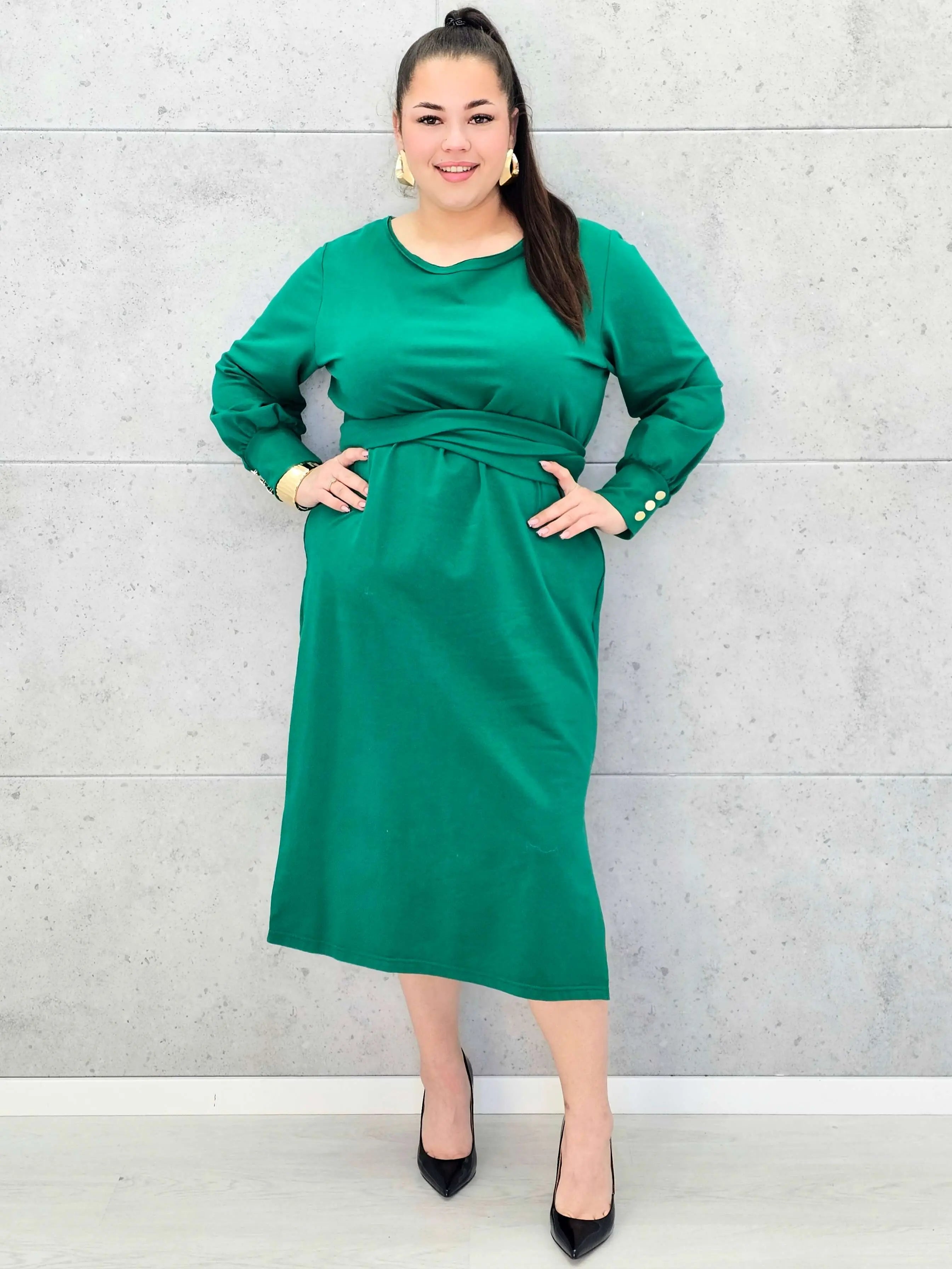 Sukienka midi z paskiem i eleganckimi rękawami – moda plus size. Stylowa XL