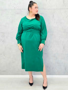 Sukienka midi z paskiem i eleganckimi rękawami – moda plus size. Stylowa XL