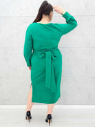 Sukienka midi z paskiem i eleganckimi rękawami – moda plus size. Stylowa XL