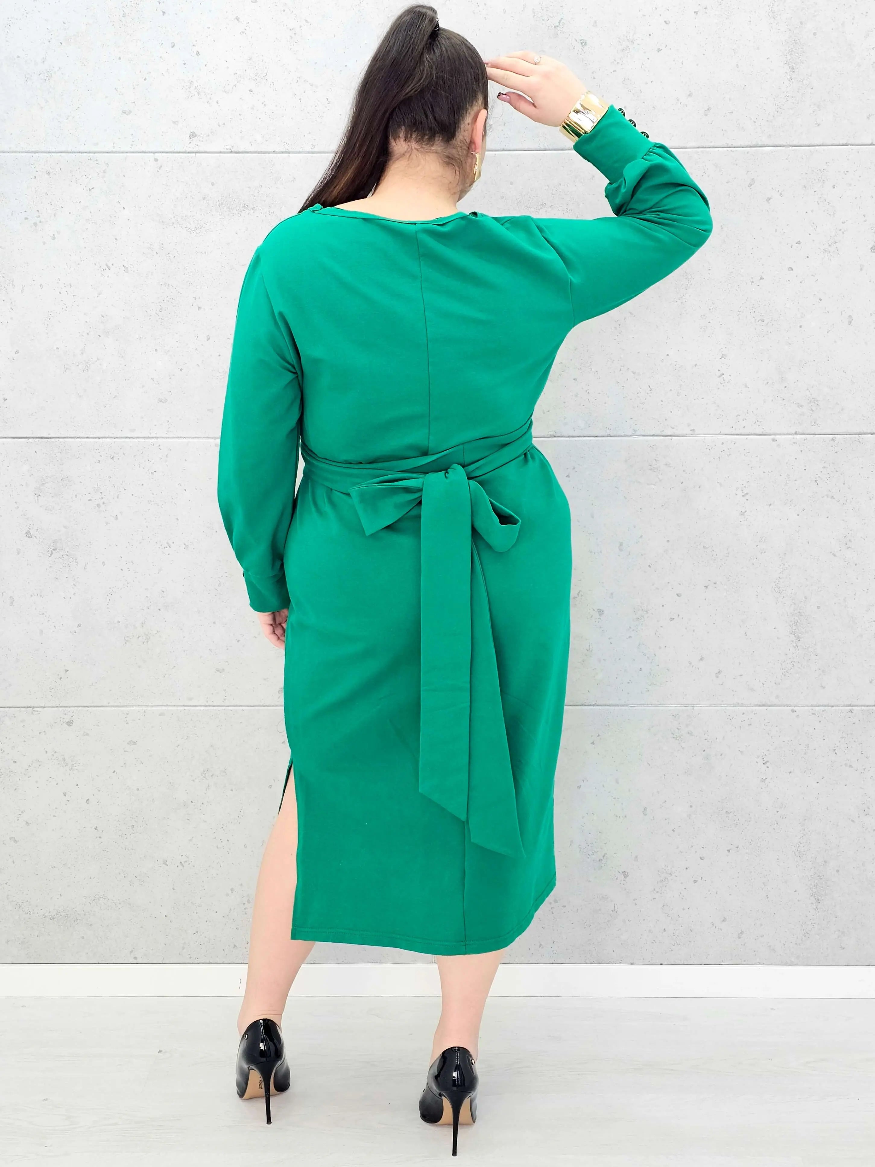 Sukienka midi z paskiem i eleganckimi rękawami – moda plus size. Stylowa XL