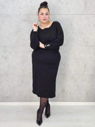 Sukienka midi z paskiem i eleganckimi rękawami – moda plus size. Stylowa XL