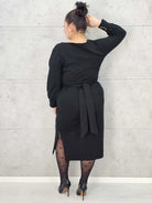 Sukienka midi z paskiem i eleganckimi rękawami – moda plus size. Stylowa XL