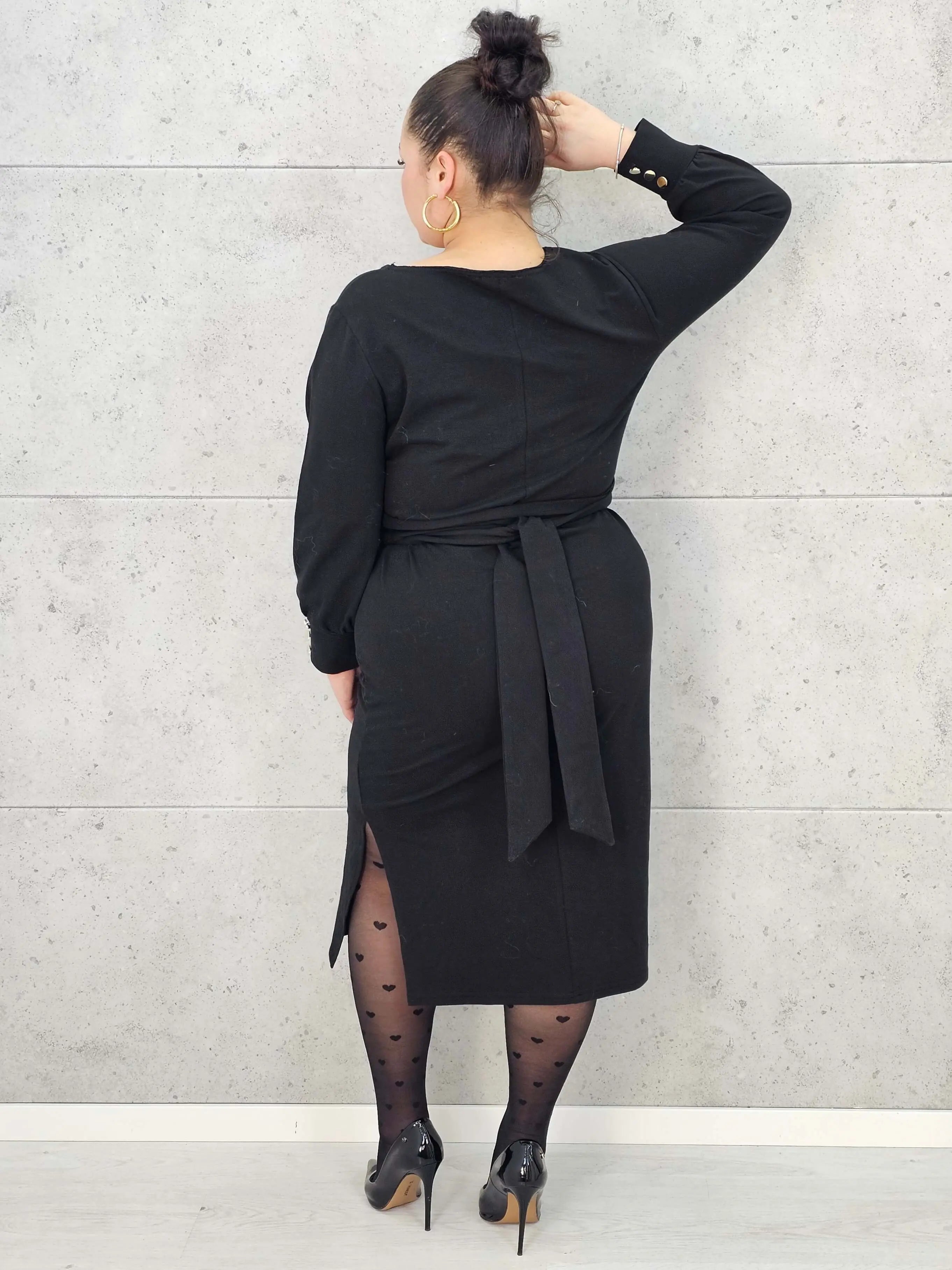 Sukienka midi z paskiem i eleganckimi rękawami – moda plus size. Stylowa XL