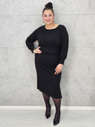 Sukienka midi z paskiem i eleganckimi rękawami – moda plus size. Stylowa XL