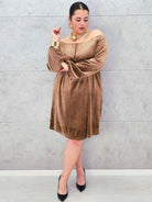 Sukienka plus size StylowaXL – karmelowa hiszpanka z weluru Stylowa XL