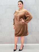 Sukienka plus size StylowaXL – karmelowa hiszpanka z weluru Stylowa XL