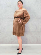 Sukienka plus size StylowaXL – karmelowa hiszpanka z weluru Stylowa XL