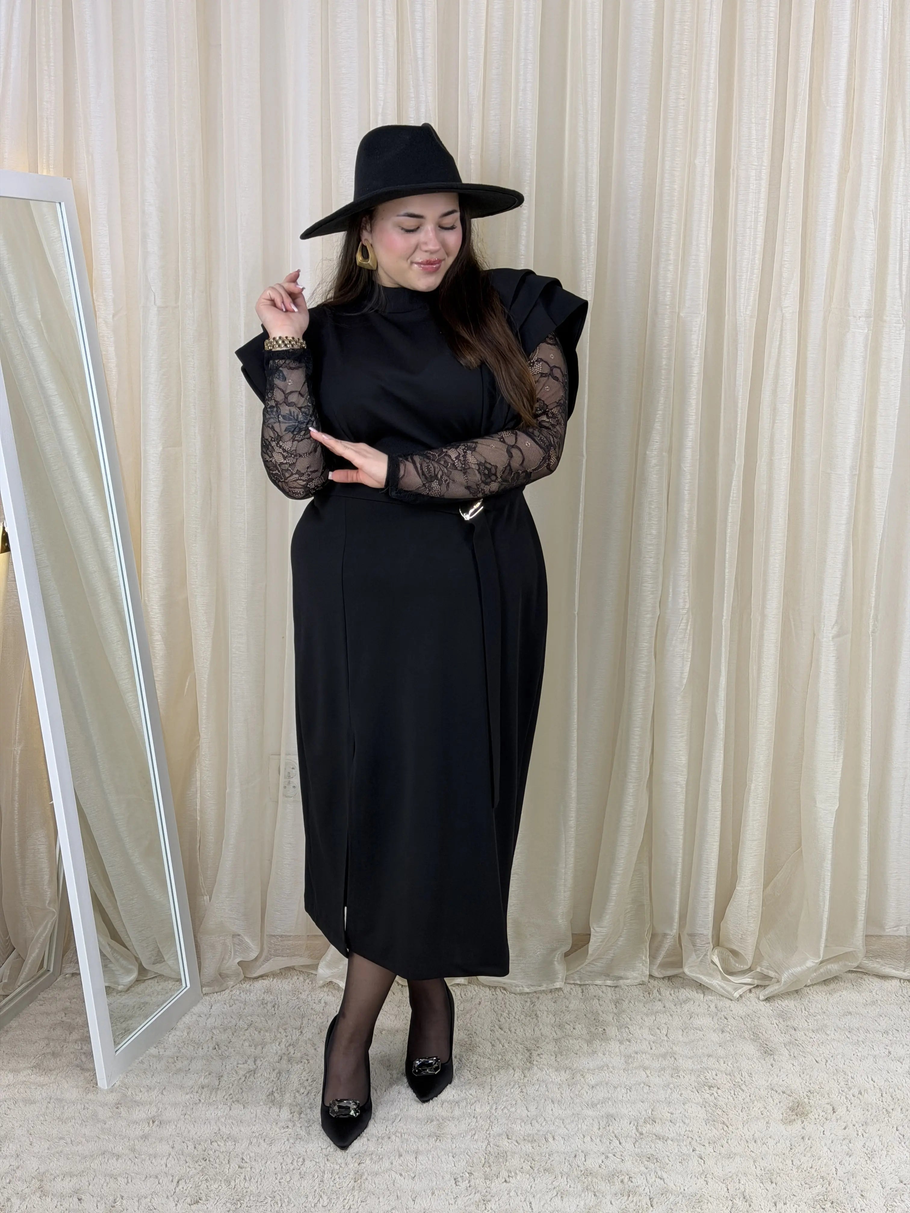 Sukienka plus size VIP Black – ikona elegancji i kobiecej klasy Stylowa XL