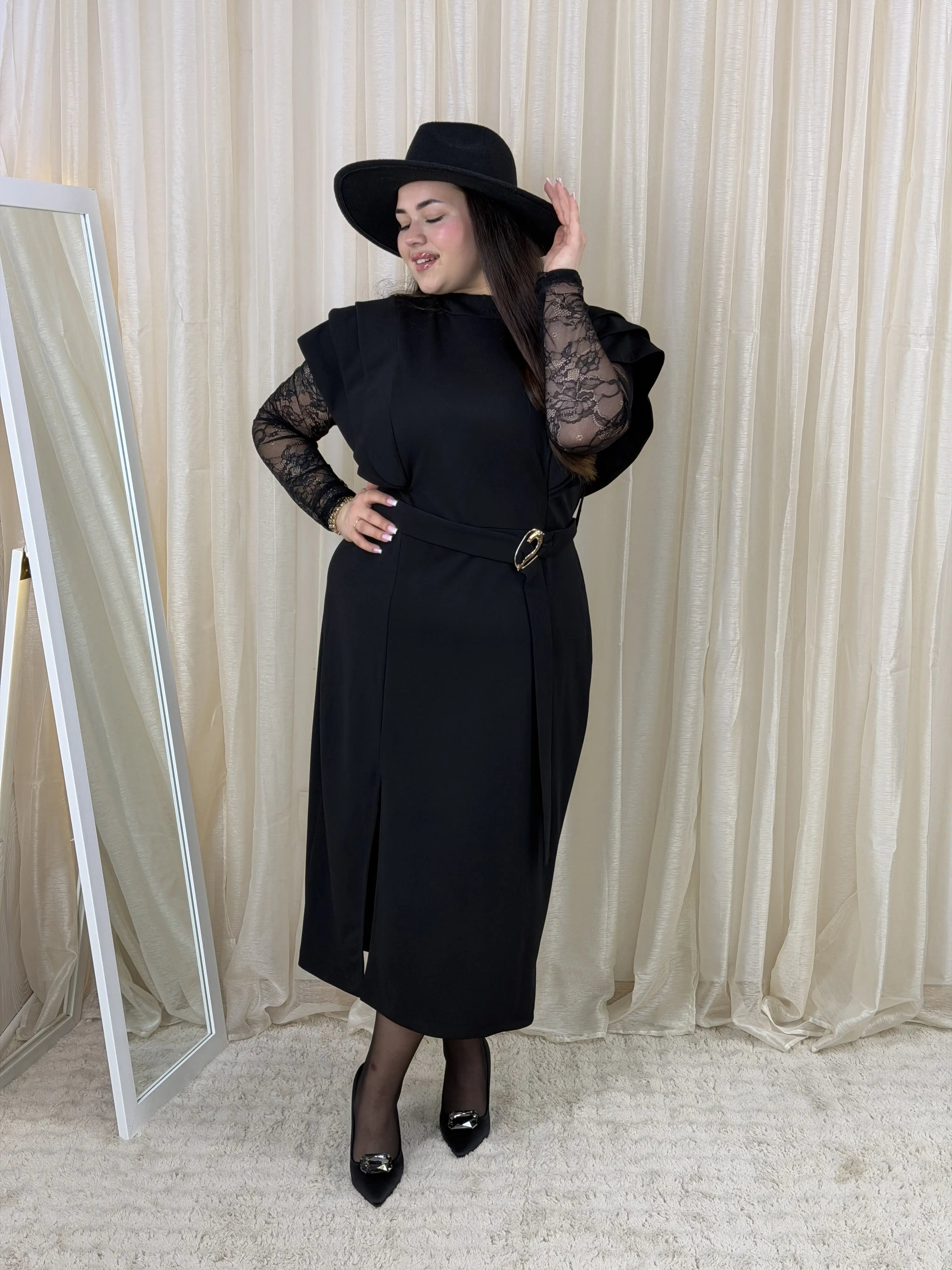 Sukienka plus size VIP Black – ikona elegancji i kobiecej klasy Stylowa XL
