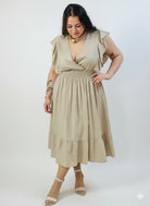Sukienka plus size – sukienka midi z kopertowym dekoltem, marszczoną talią i falbaną Stylowa XL