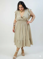 Sukienka plus size – sukienka midi z kopertowym dekoltem, marszczoną talią i falbaną Stylowa XL
