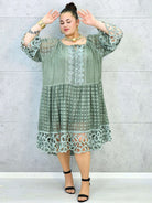 Sukienka plus size – zwiewna sukienka z haftowanymi detalami i ozdobnym rękawem Stylowa XL