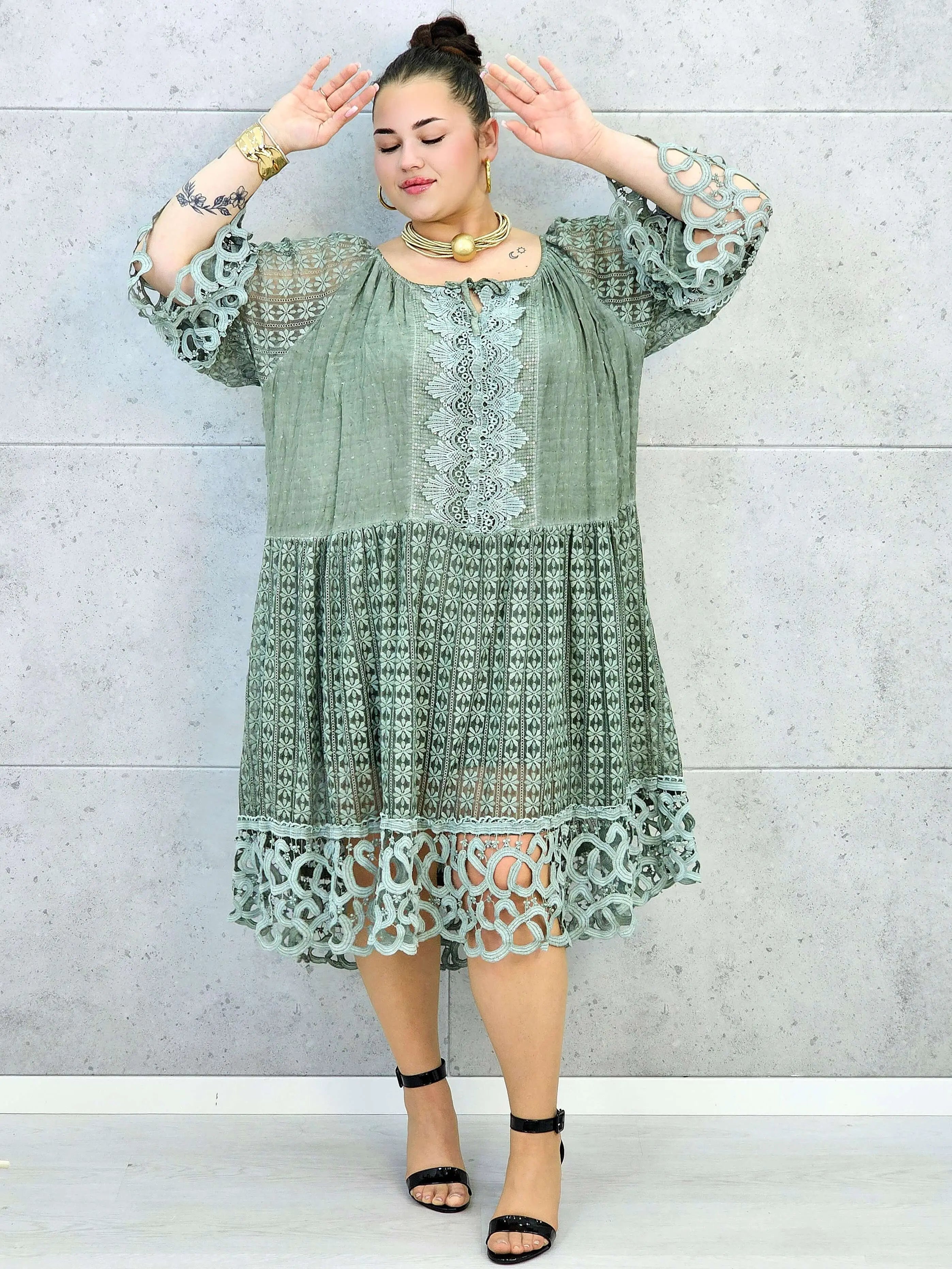 Sukienka plus size – zwiewna sukienka z haftowanymi detalami i ozdobnym rękawem Stylowa XL