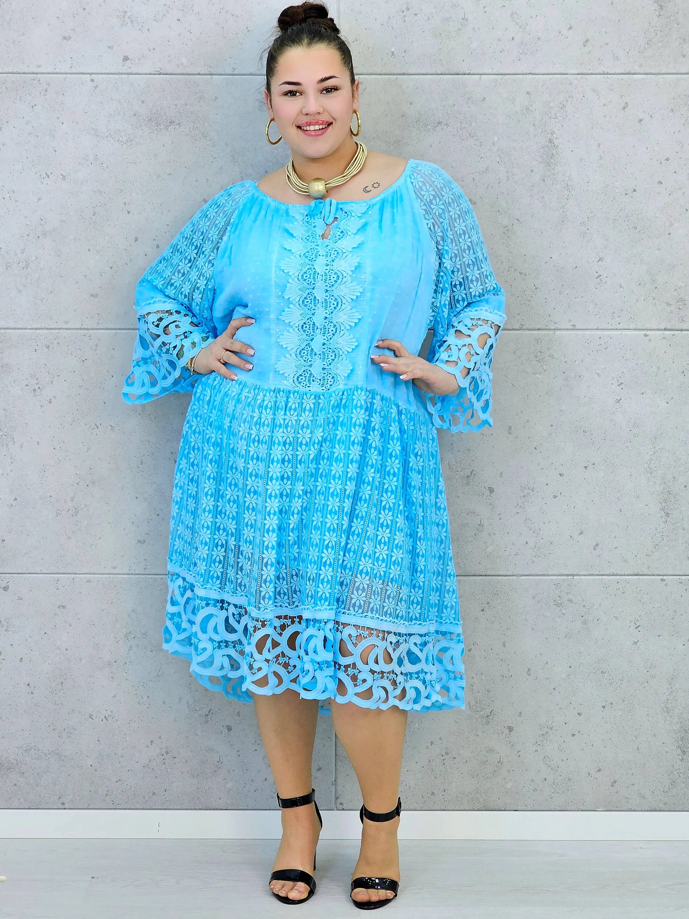 Sukienka plus size – zwiewna sukienka z haftowanymi detalami i ozdobnym rękawem Stylowa XL