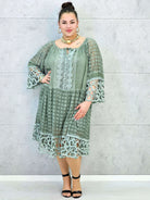 Sukienka plus size – zwiewna sukienka z haftowanymi detalami i ozdobnym rękawem Stylowa XL