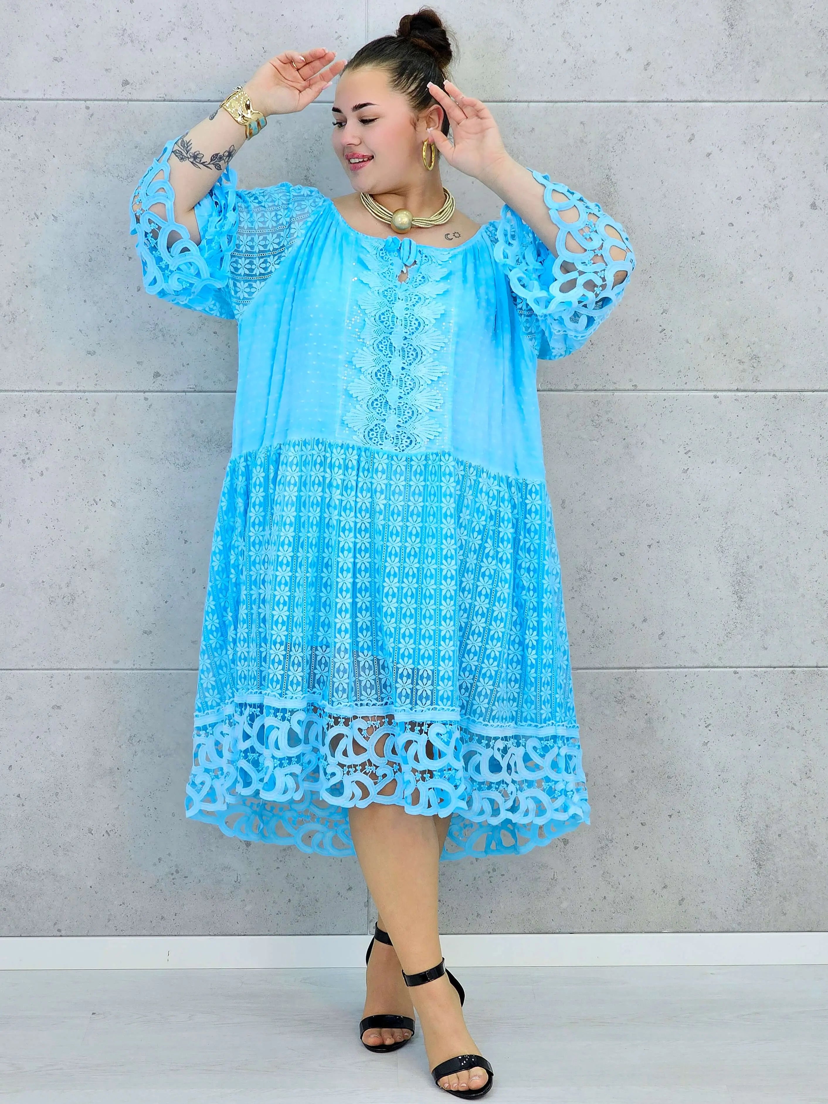 Sukienka plus size – zwiewna sukienka z haftowanymi detalami i ozdobnym rękawem Stylowa XL