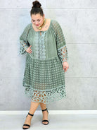 Sukienka plus size – zwiewna sukienka z haftowanymi detalami i ozdobnym rękawem Stylowa XL