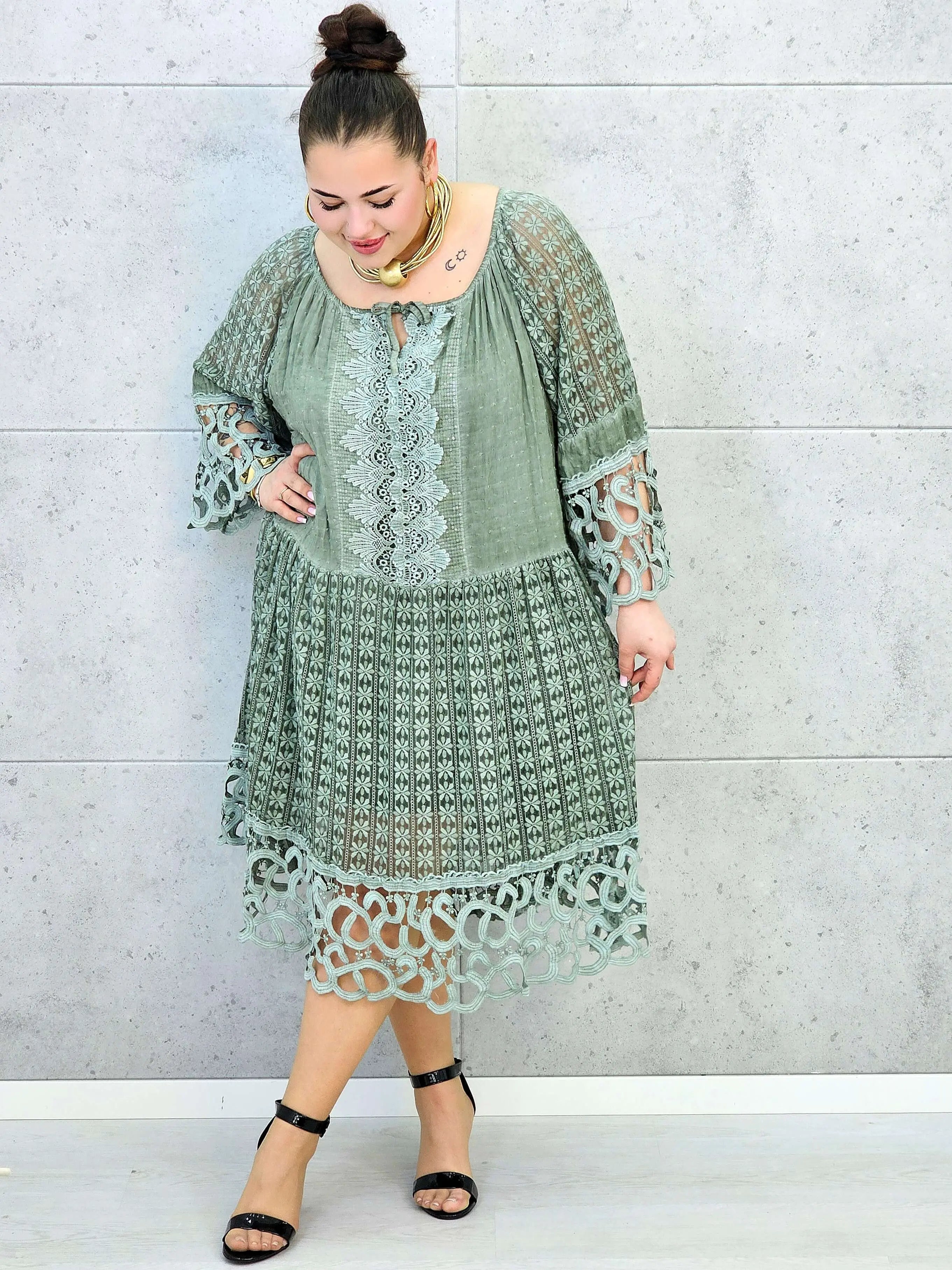 Sukienka plus size – zwiewna sukienka z haftowanymi detalami i ozdobnym rękawem Stylowa XL