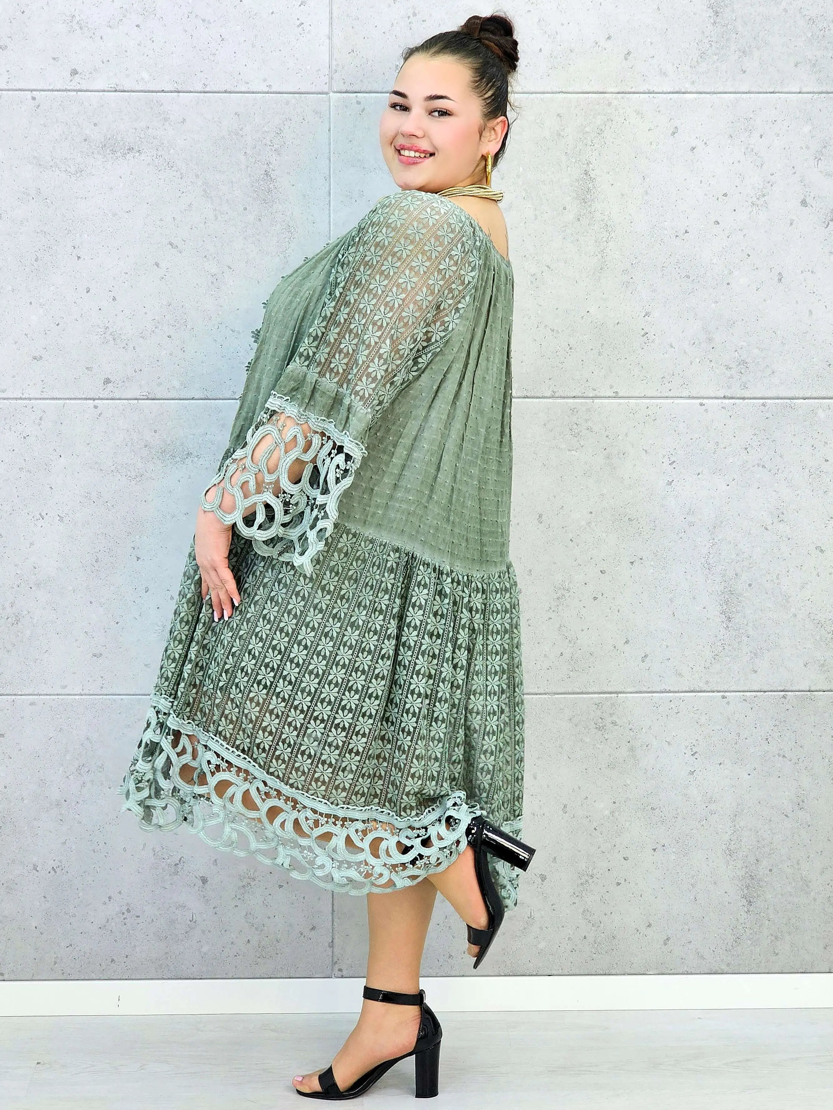 Sukienka plus size – zwiewna sukienka z haftowanymi detalami i ozdobnym rękawem Stylowa XL