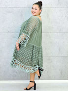 Sukienka plus size – zwiewna sukienka z haftowanymi detalami i ozdobnym rękawem Stylowa XL