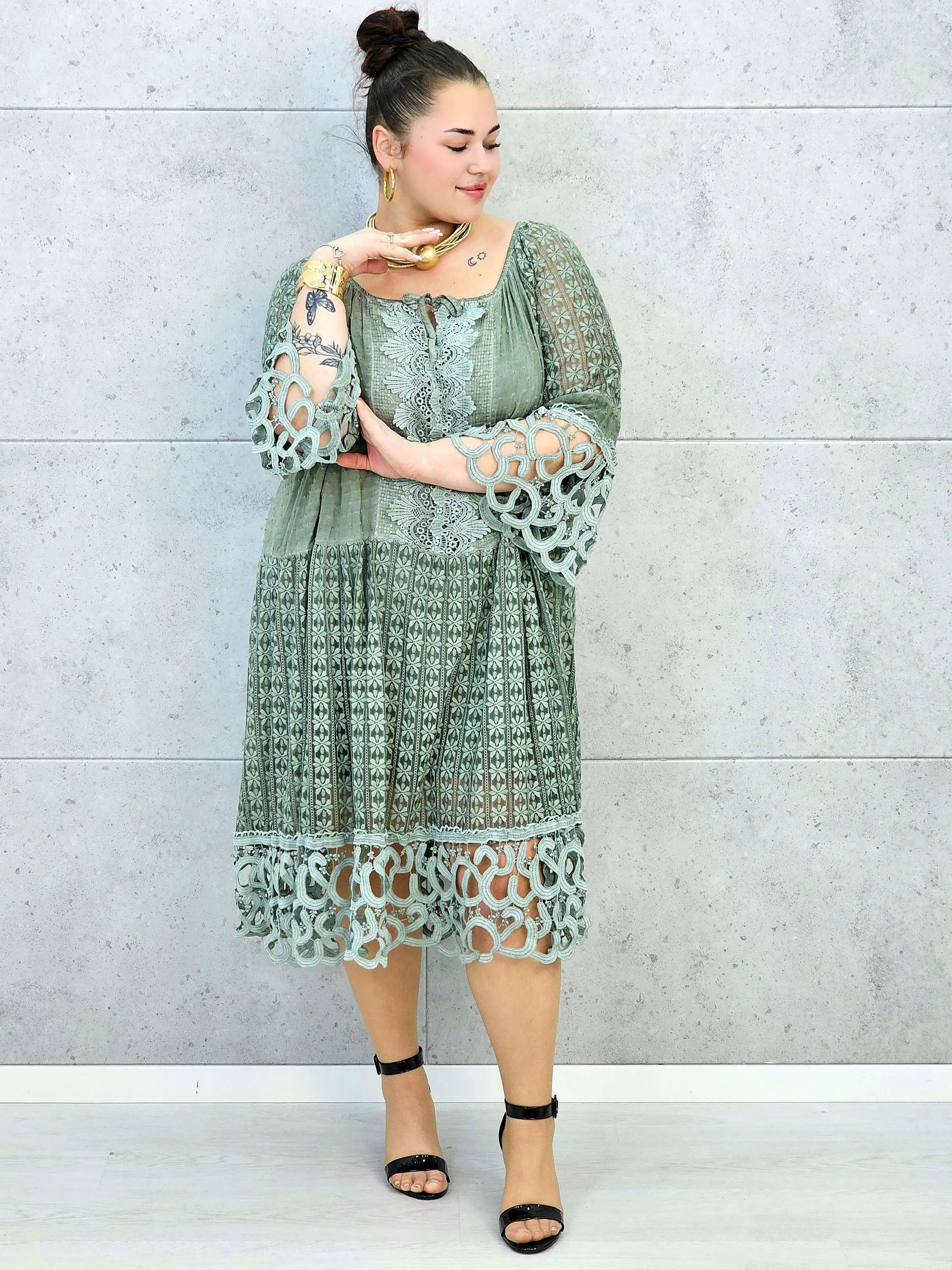 Sukienka plus size – zwiewna sukienka z haftowanymi detalami i ozdobnym rękawem Stylowa XL