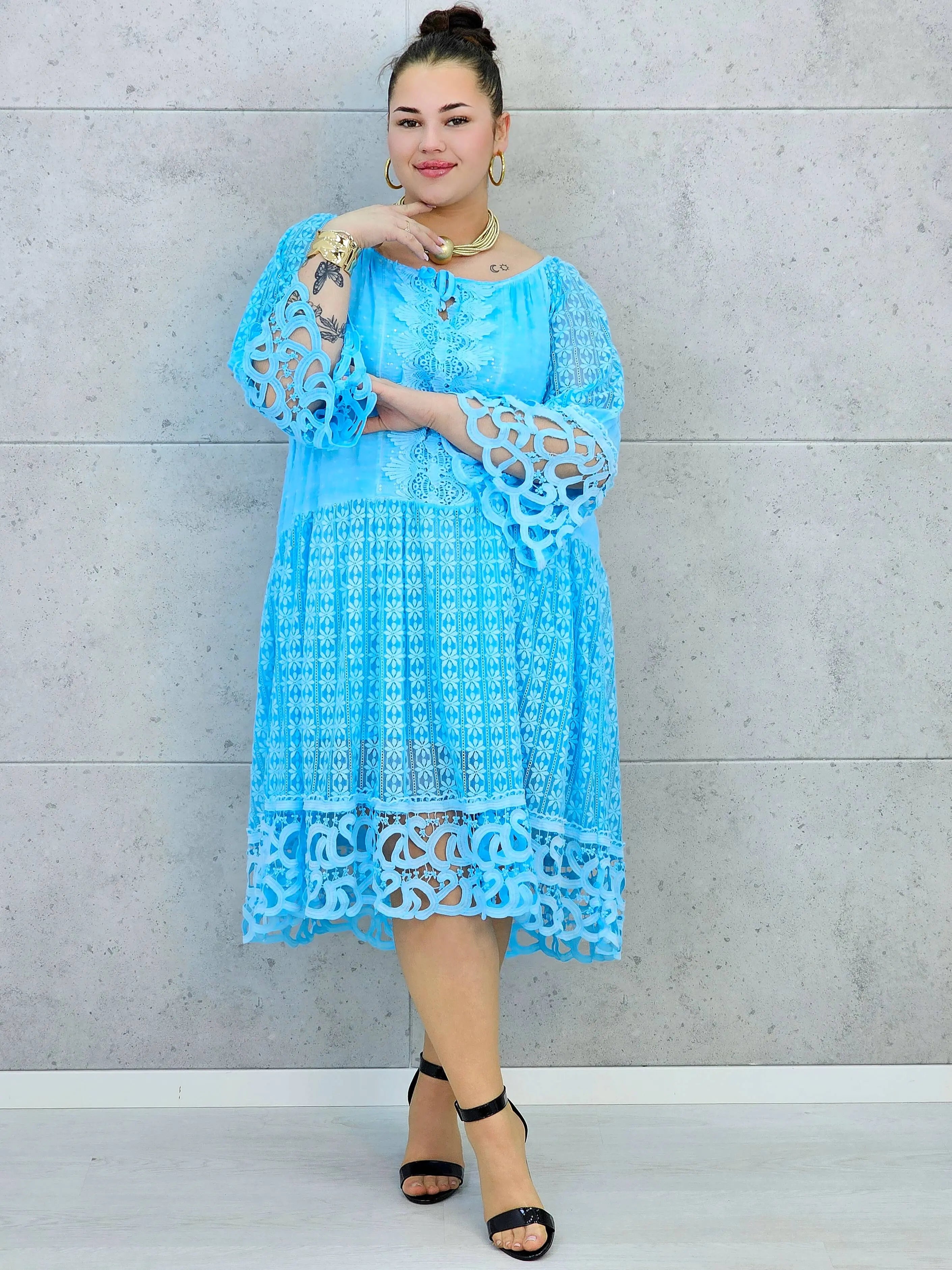 Sukienka plus size – zwiewna sukienka z haftowanymi detalami i ozdobnym rękawem Stylowa XL