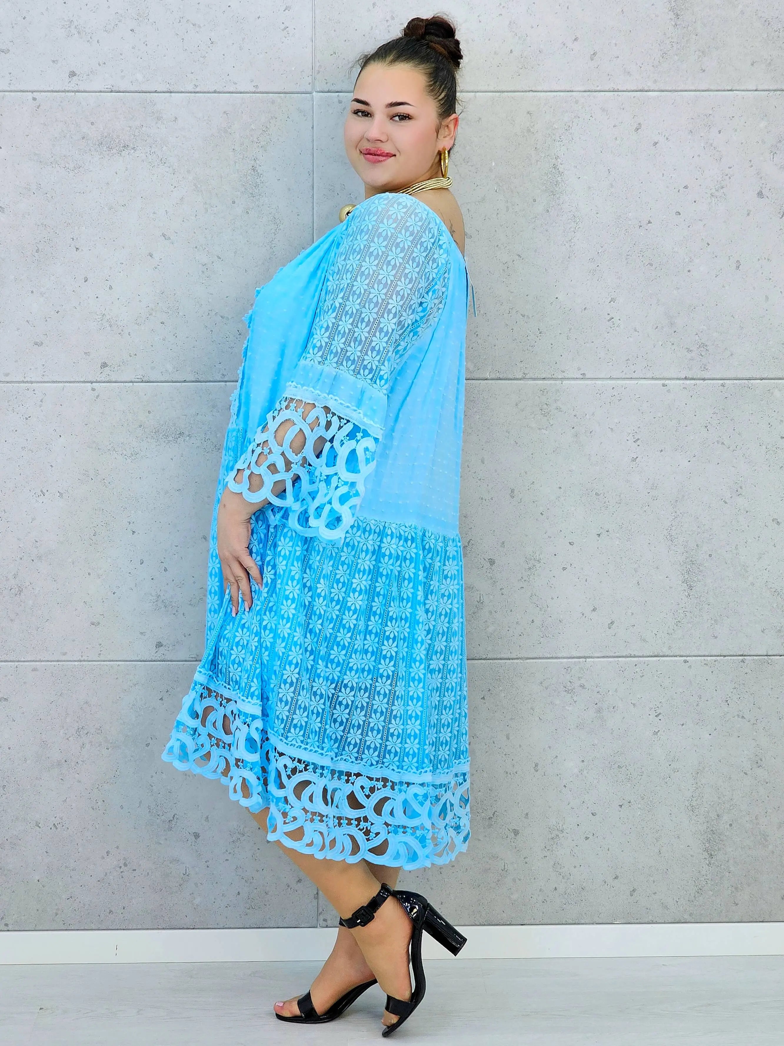 Sukienka plus size – zwiewna sukienka z haftowanymi detalami i ozdobnym rękawem Stylowa XL