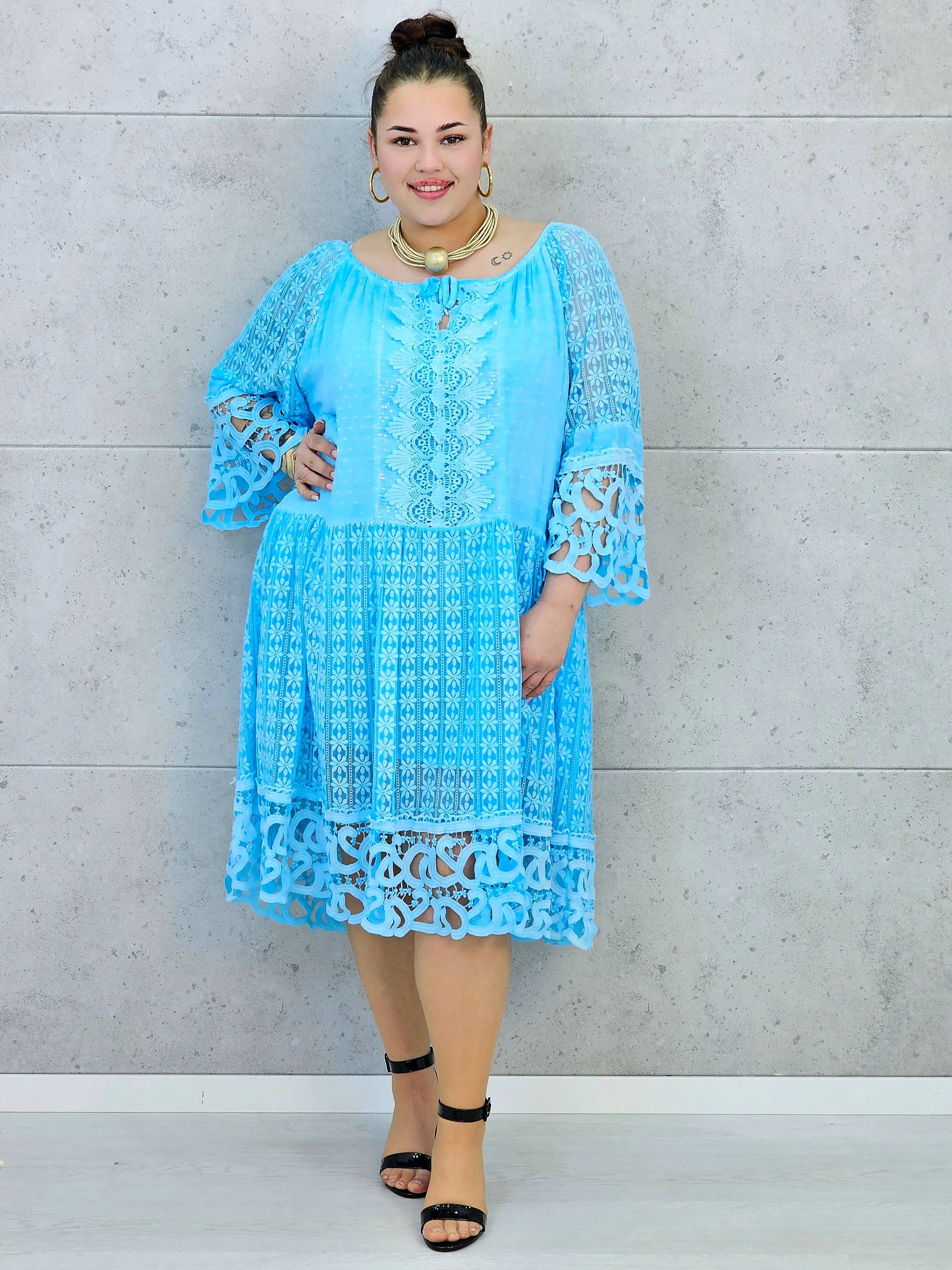 Sukienka plus size – zwiewna sukienka z haftowanymi detalami i ozdobnym rękawem Stylowa XL