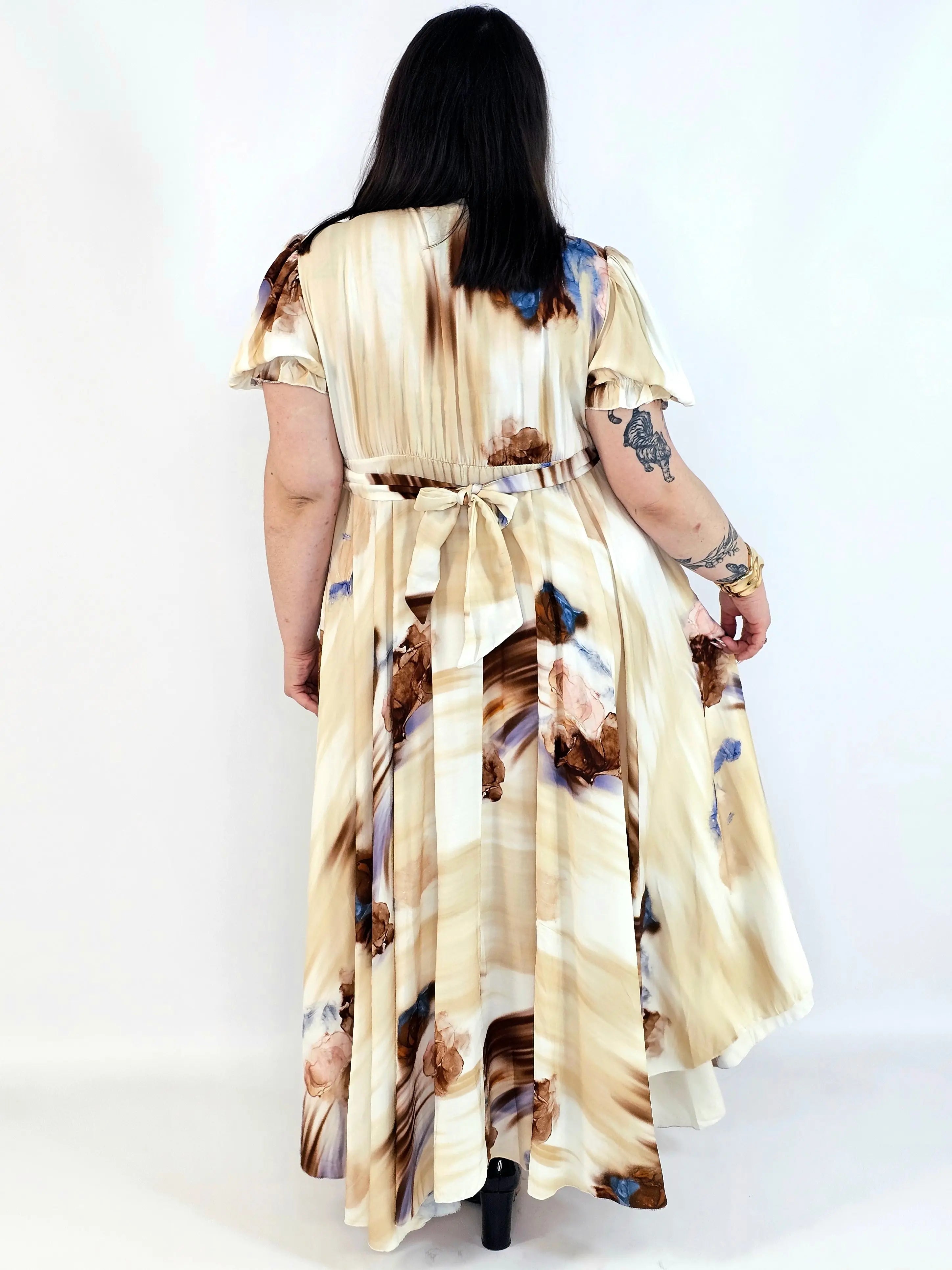 Sukienka plus size artystyczna z kwiatowym akcentem – lekkość i kobiecość w ruchu Stylowa XL