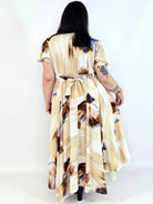 Sukienka plus size artystyczna z kwiatowym akcentem – lekkość i kobiecość w ruchu Stylowa XL