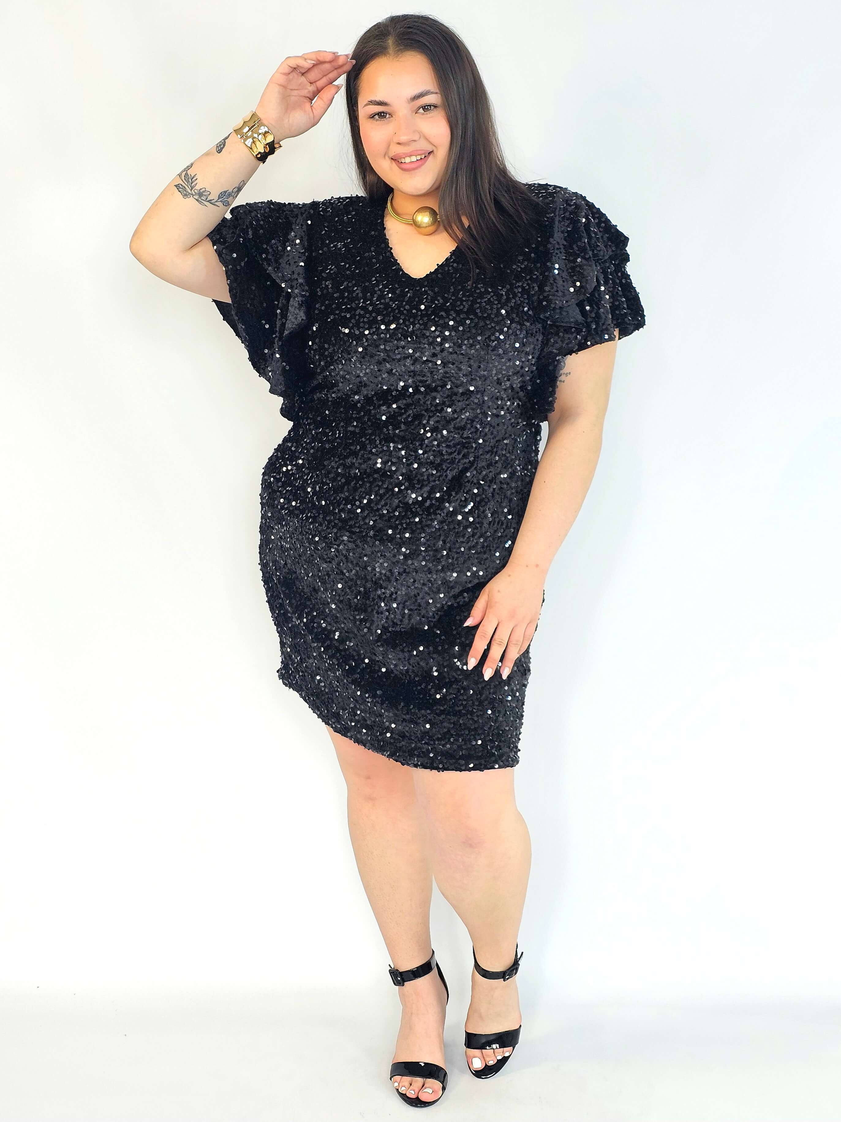 Sukienka plus size cekinowa czarna z falbankami – elegancka sukienka XXL Stylowa XL