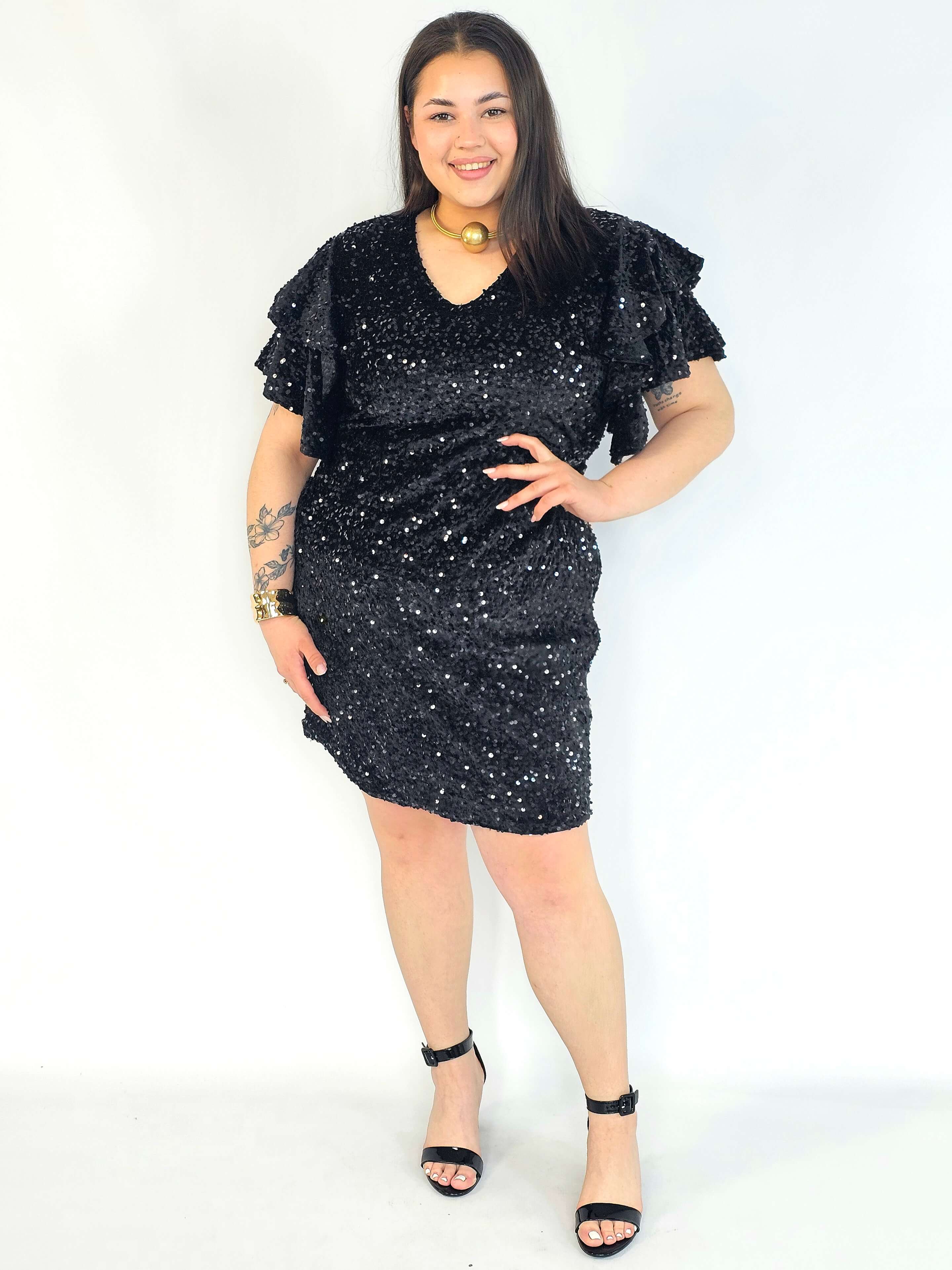 Sukienka plus size cekinowa czarna z falbankami – elegancka sukienka XXL Stylowa XL