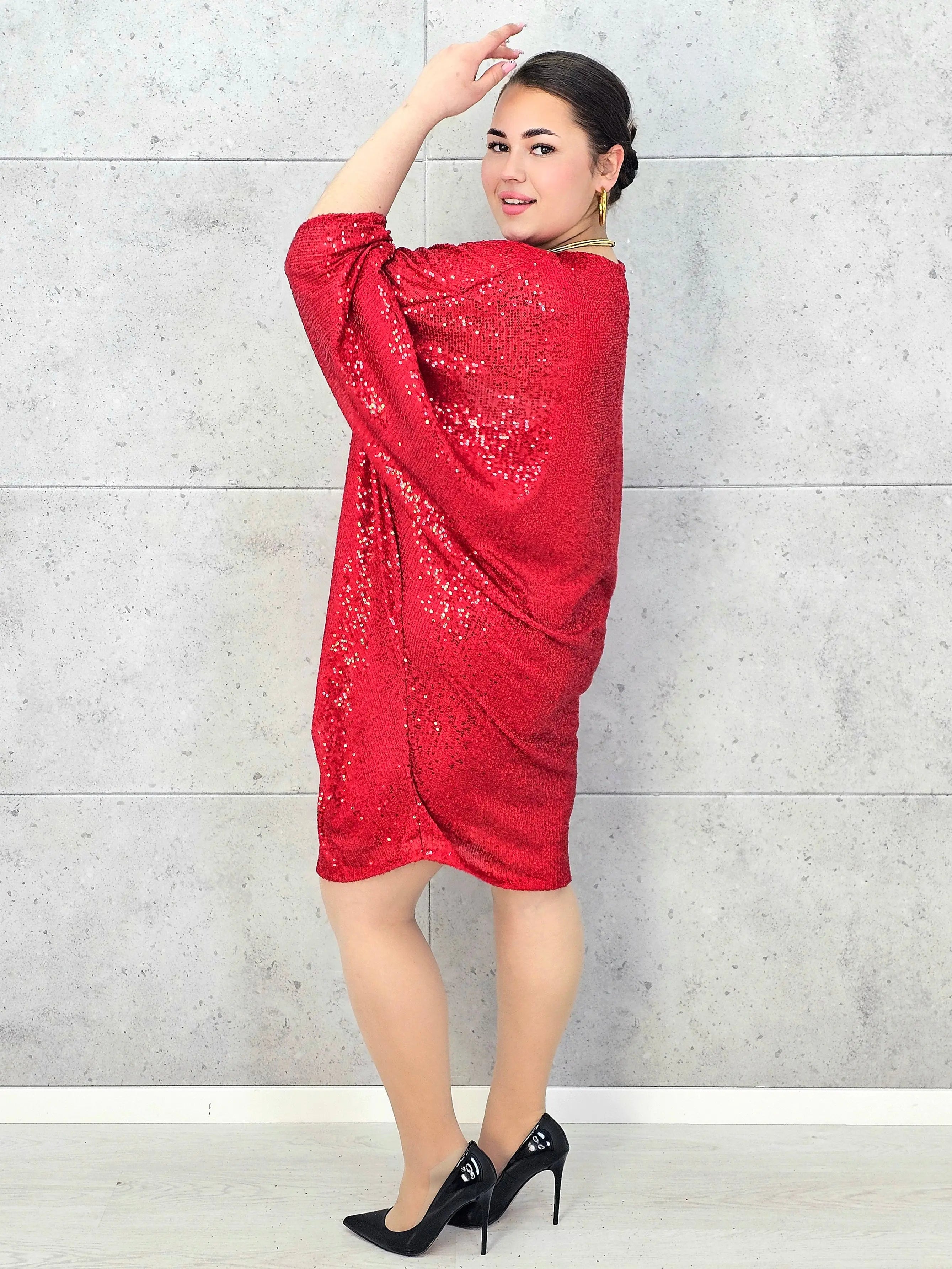 Sukienka plus size cekinowa w czerwieni – wyjątkowa moda XXL Stylowa XL