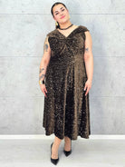 Sukienka plus size cekinowa z eleganckim drapowaniem – model XXL na wyjątkowe okazje Stylowa XL