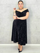 Sukienka plus size cekinowa z eleganckim drapowaniem – model XXL na wyjątkowe okazje Stylowa XL