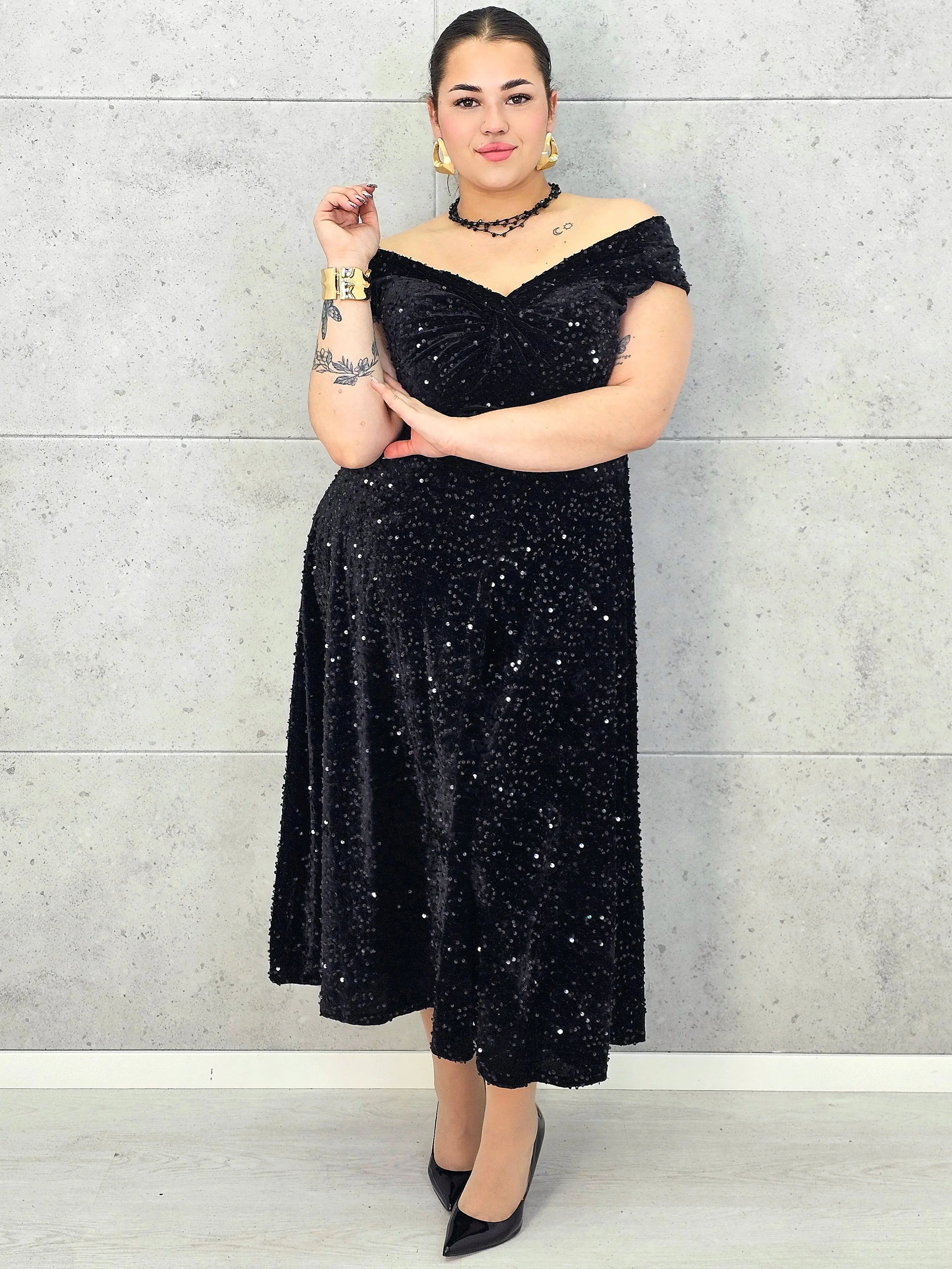 Sukienka plus size cekinowa z eleganckim drapowaniem – model XXL na wyjątkowe okazje Stylowa XL