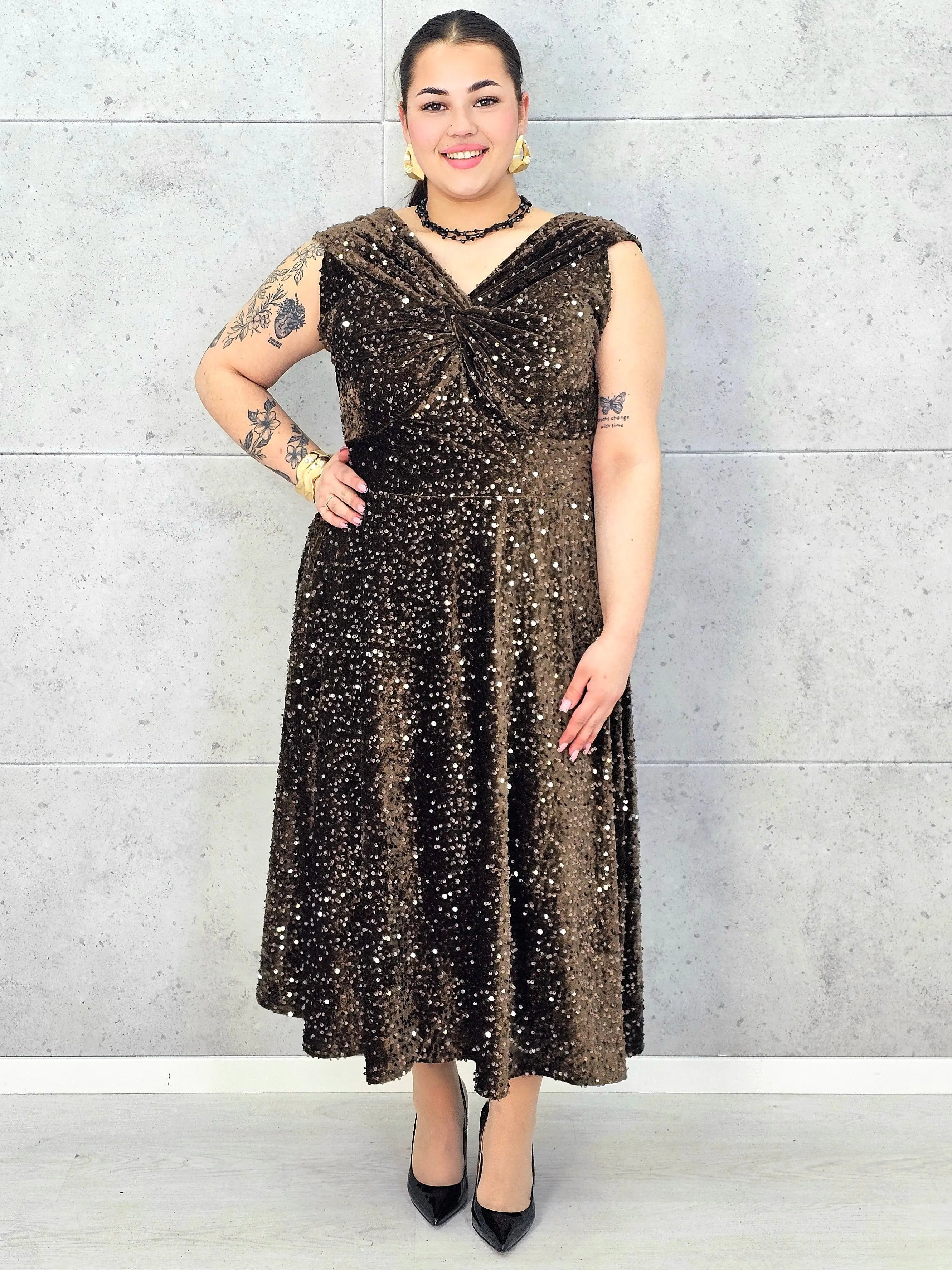 Sukienka plus size cekinowa z eleganckim drapowaniem – model XXL na wyjątkowe okazje Stylowa XL