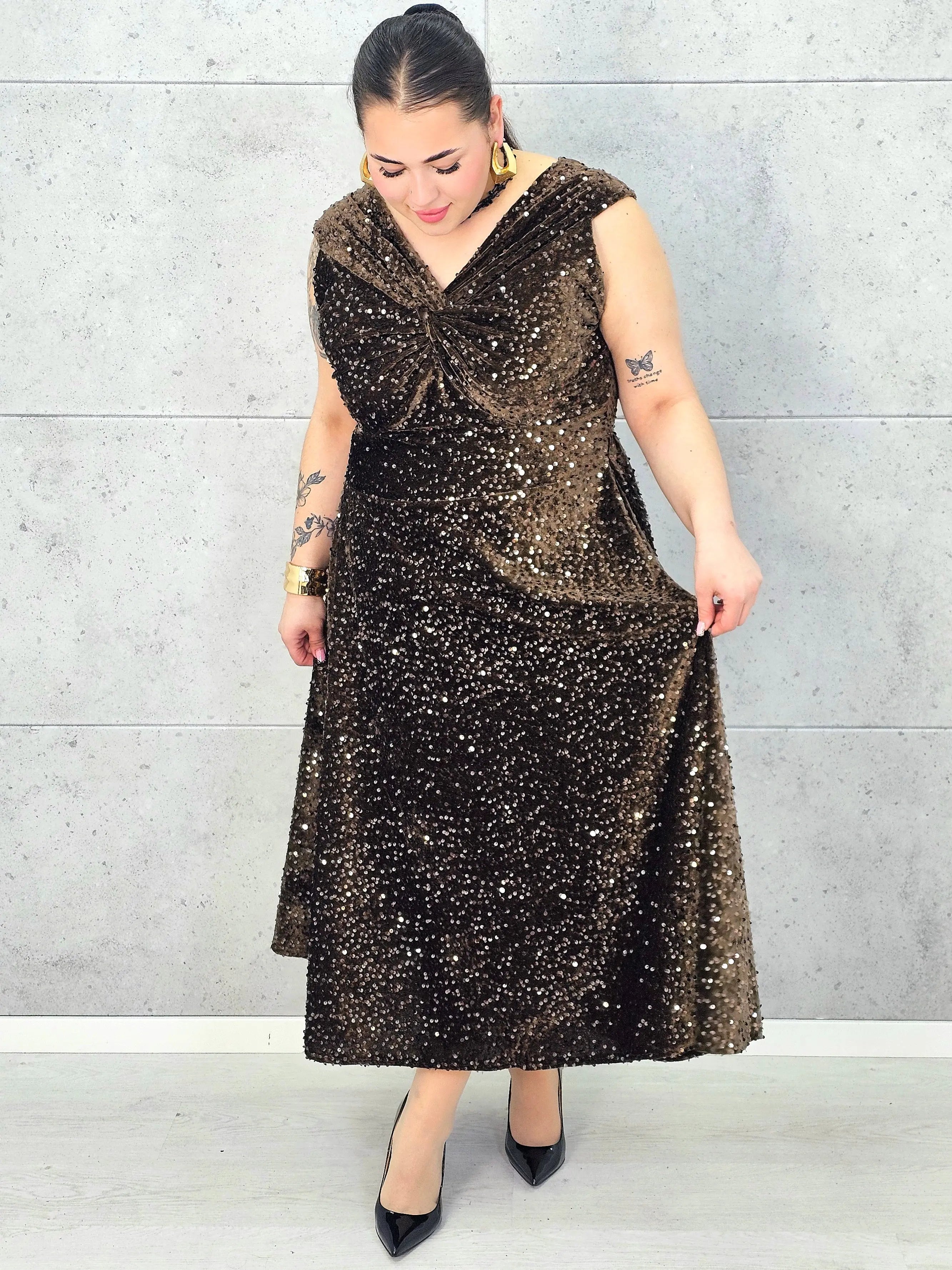 Sukienka plus size cekinowa z eleganckim drapowaniem – model XXL na wyjątkowe okazje Stylowa XL